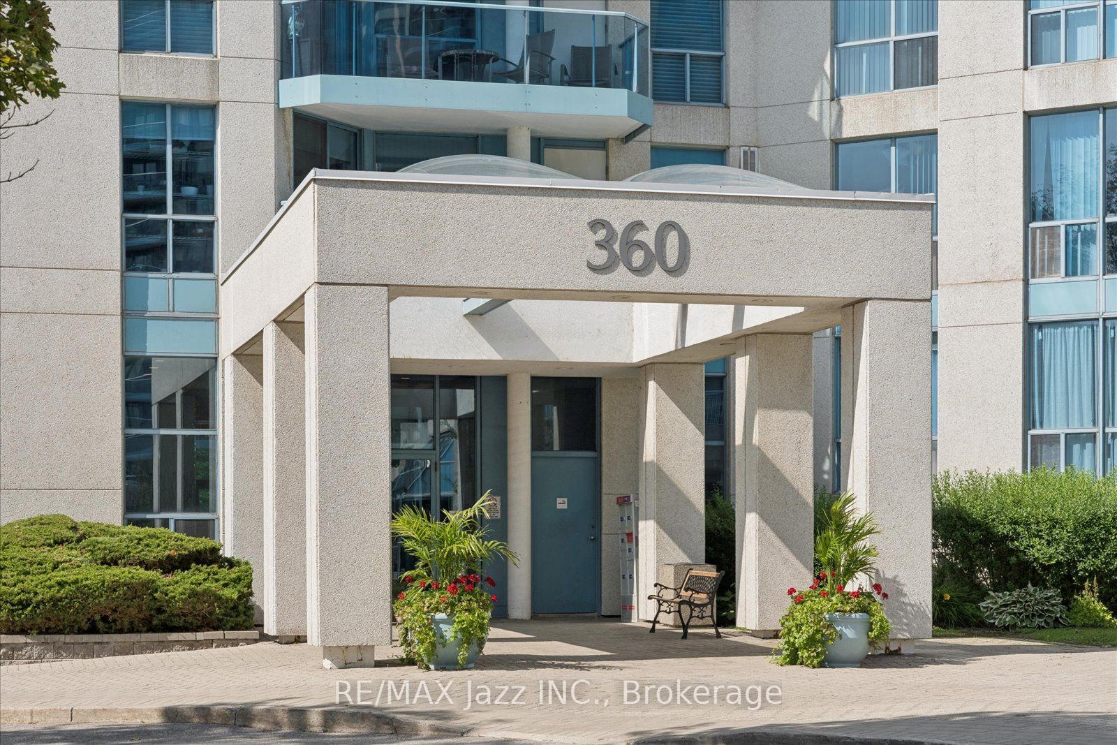360 Watson Street W 1003, Whitby, ON L1N 9G2 photo 2