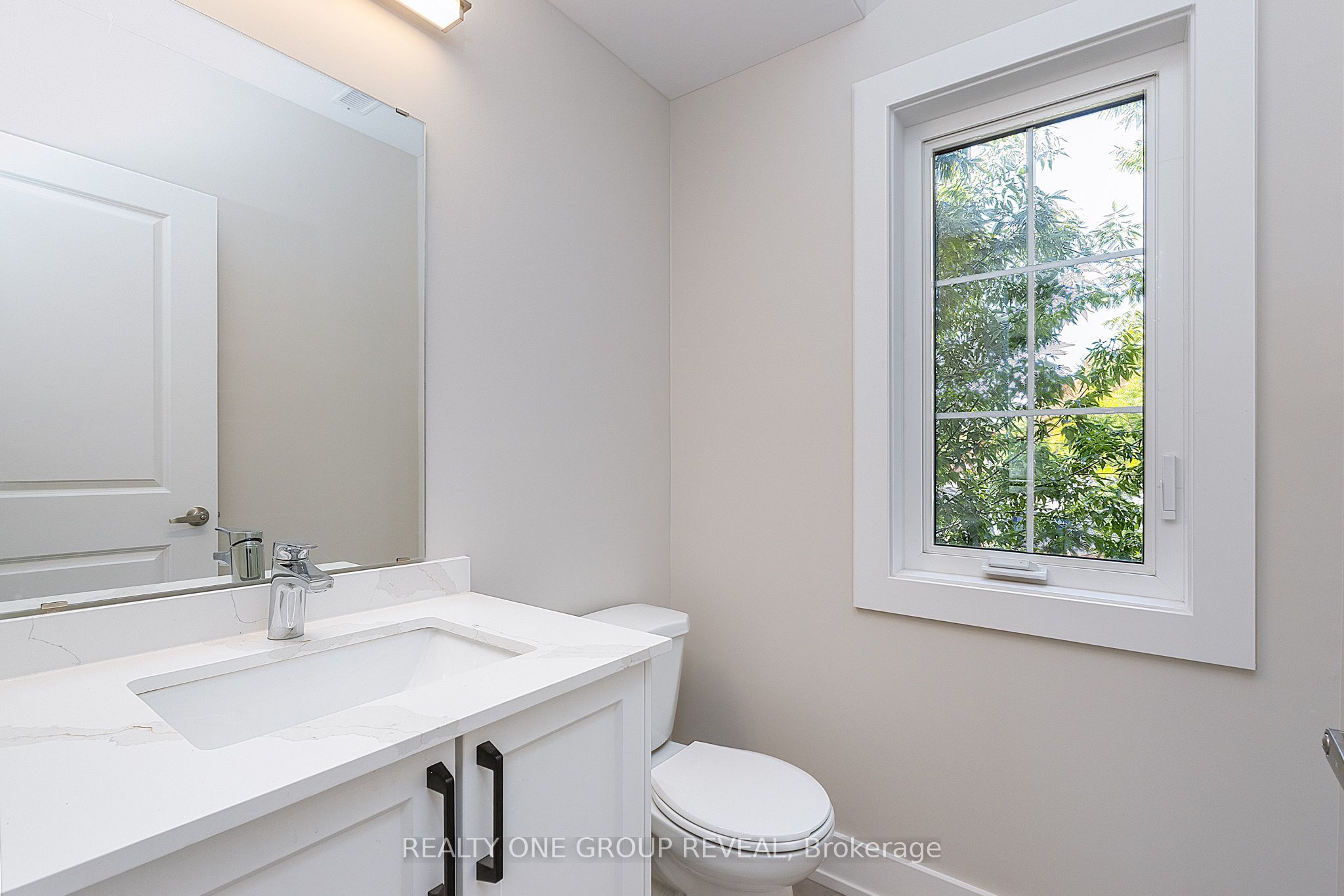 24 Queen Street 3, Clarington, ON L1C 1M2 photo 3