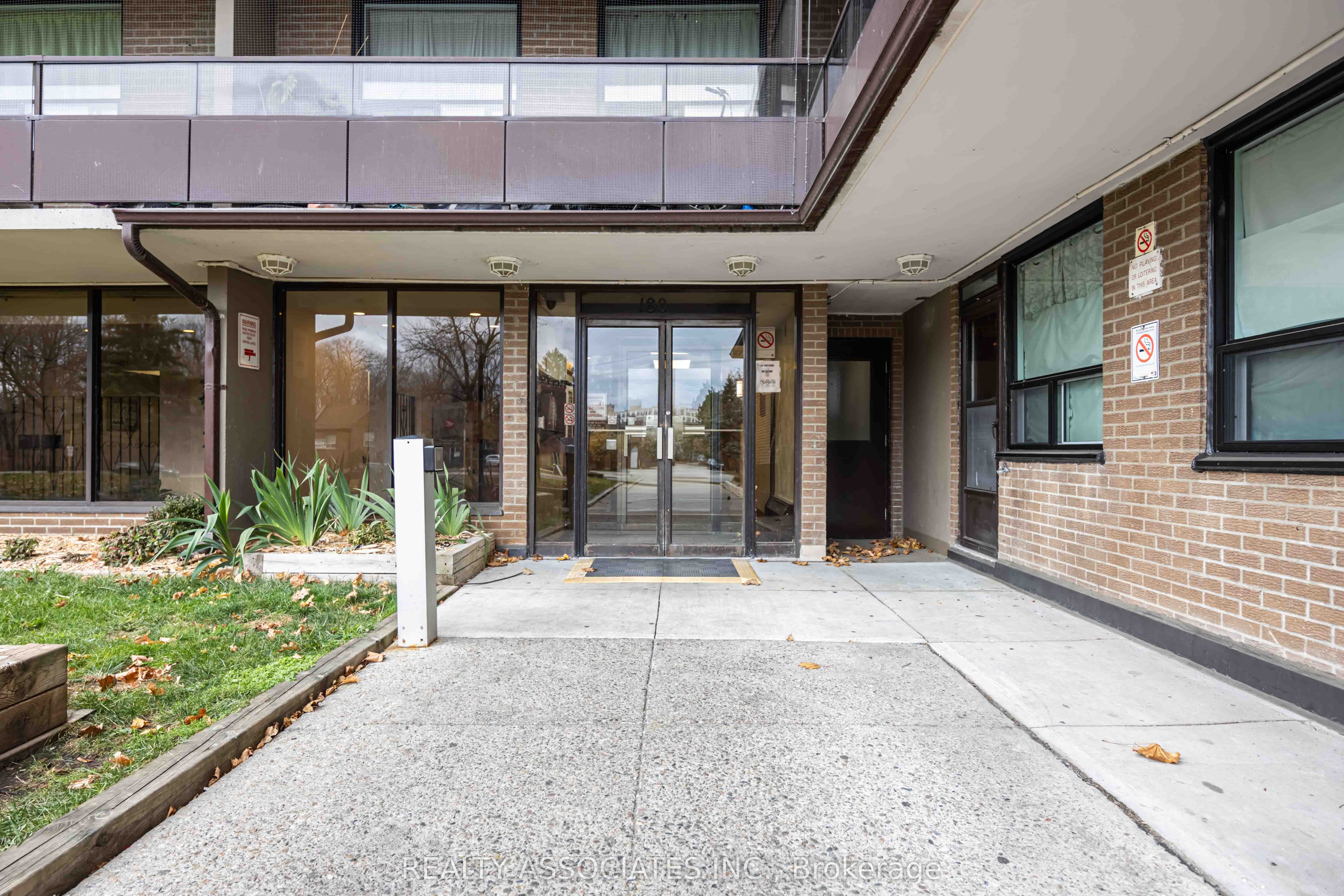 180 Markham Road 811, Toronto, ON M1M 2Z9 photo 2