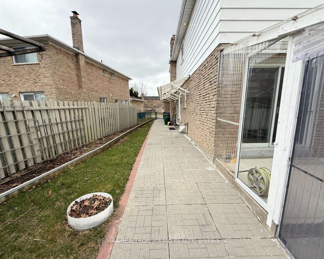 22 Hartleywood Drive Lower, Toronto, ON M1S 3N2 photo 2
