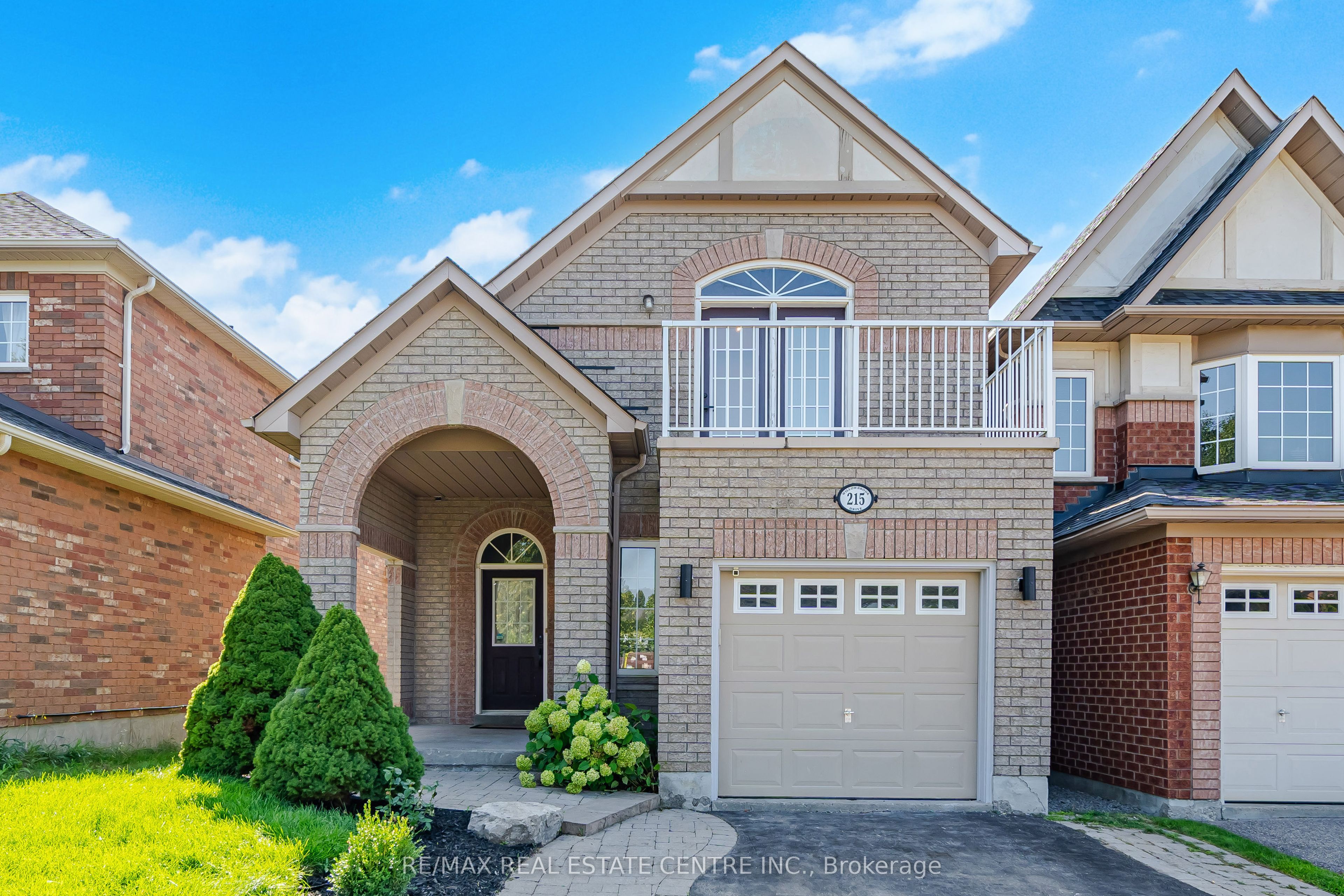 215 Willowbrook Drive, Whitby, ON L1R 2Y7