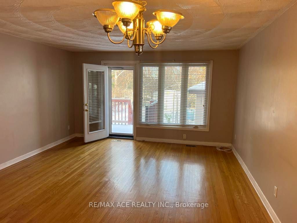 26 Oakridge Drive Main, Toronto, ON M1M 2A4 photo 2