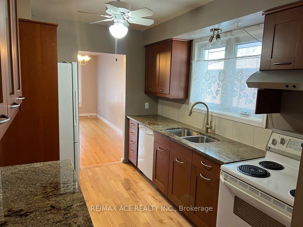 26 Oakridge Drive Main, Toronto, ON M1M 2A4 photo 3
