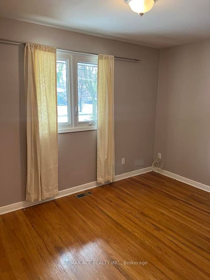26 Oakridge Drive Main, Toronto, ON M1M 2A4 photo 5