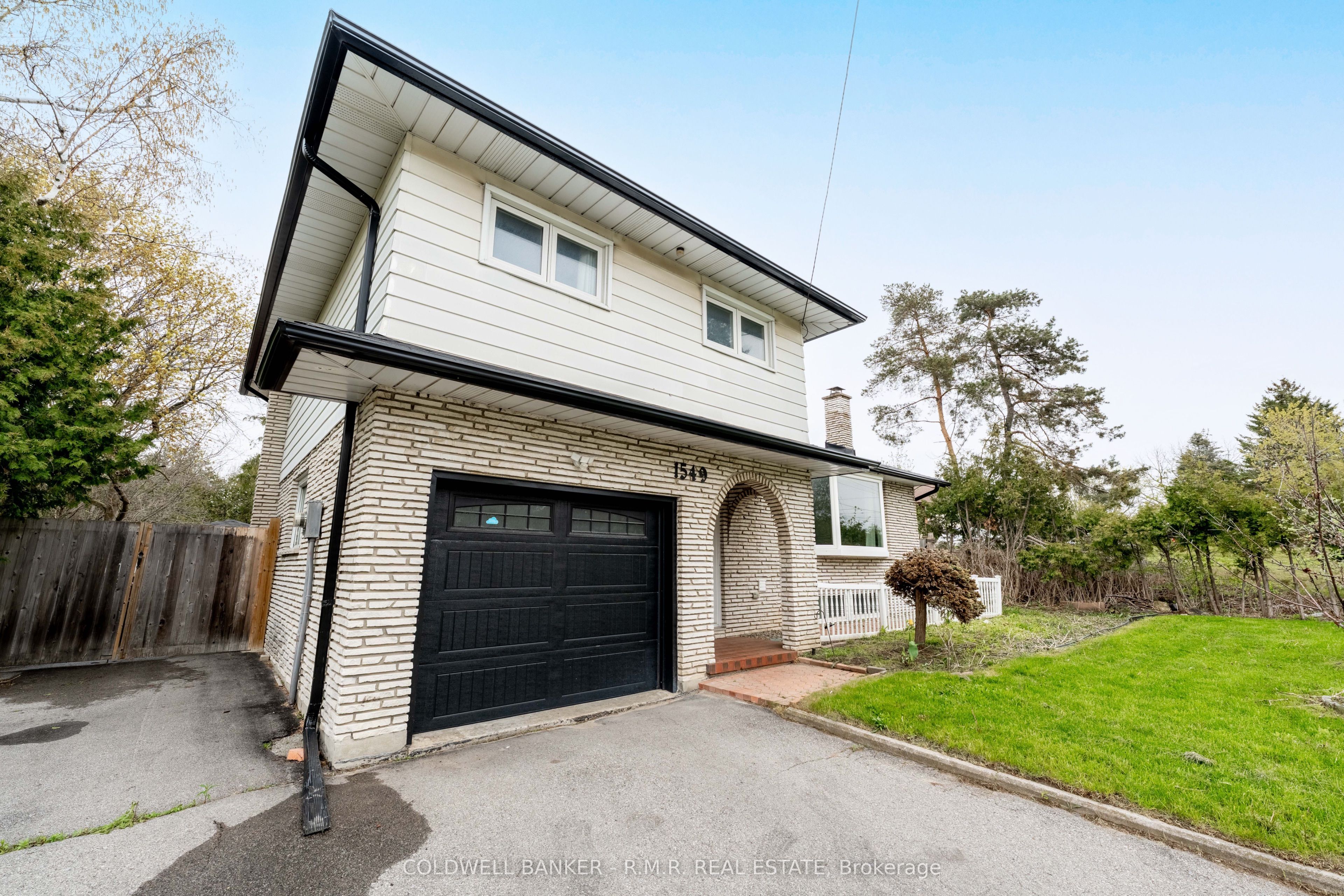 1549 Simcoe Street N, Oshawa, ON L1G 4X8 photo 4