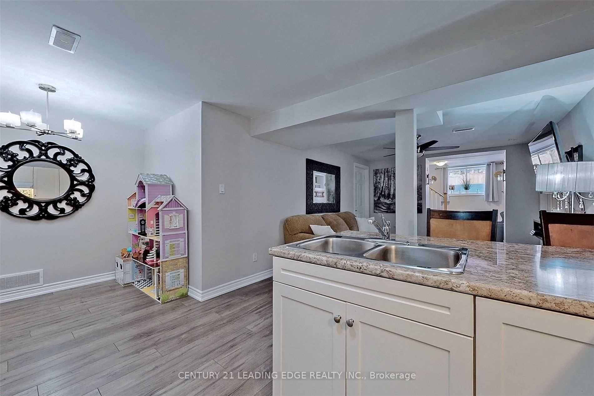 308 Elgin Street W, Oshawa, ON L1J 2P3 photo 4