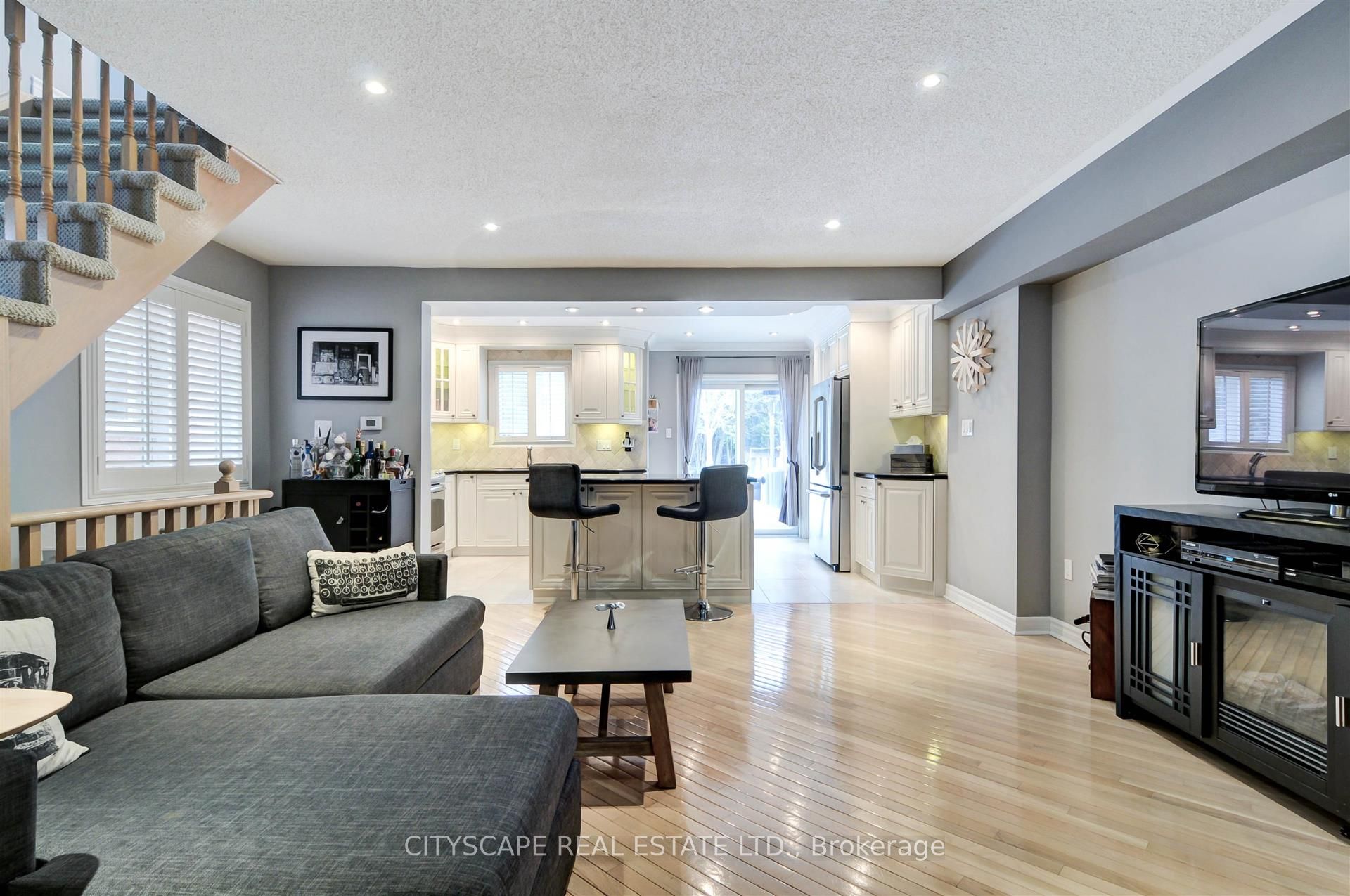 353 Sparrow Circle, Pickering, ON L1V 7E6 photo 3
