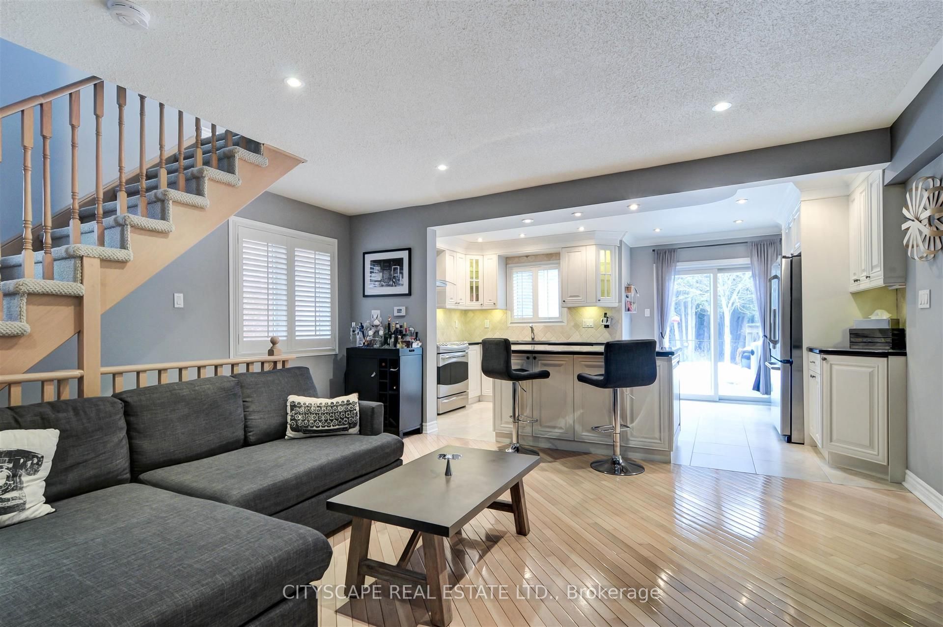 353 Sparrow Circle, Pickering, ON L1V 7E6 photo 4