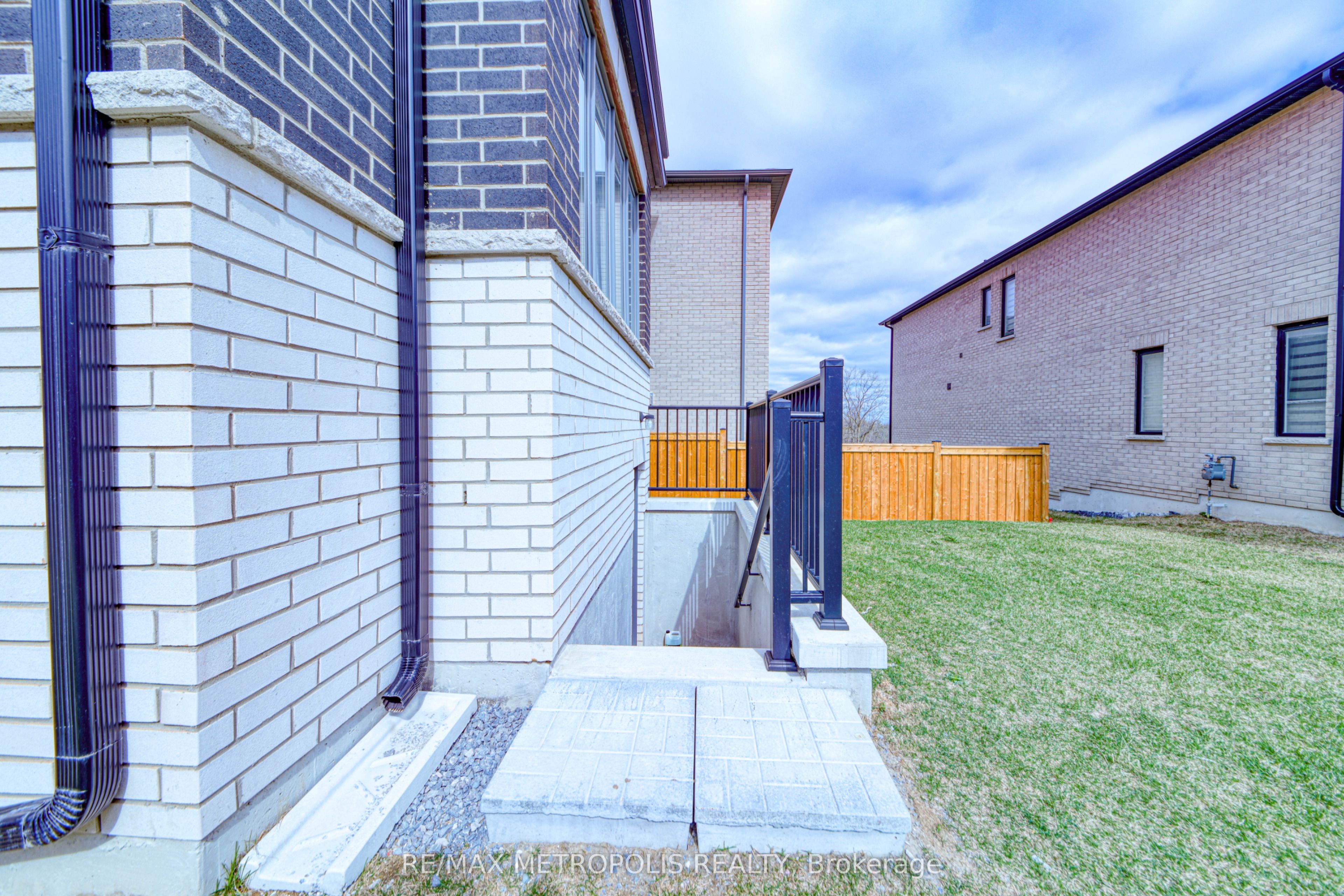 1201 Chateau Court BSMNT, Pickering, ON L1X 0M1 photo 2