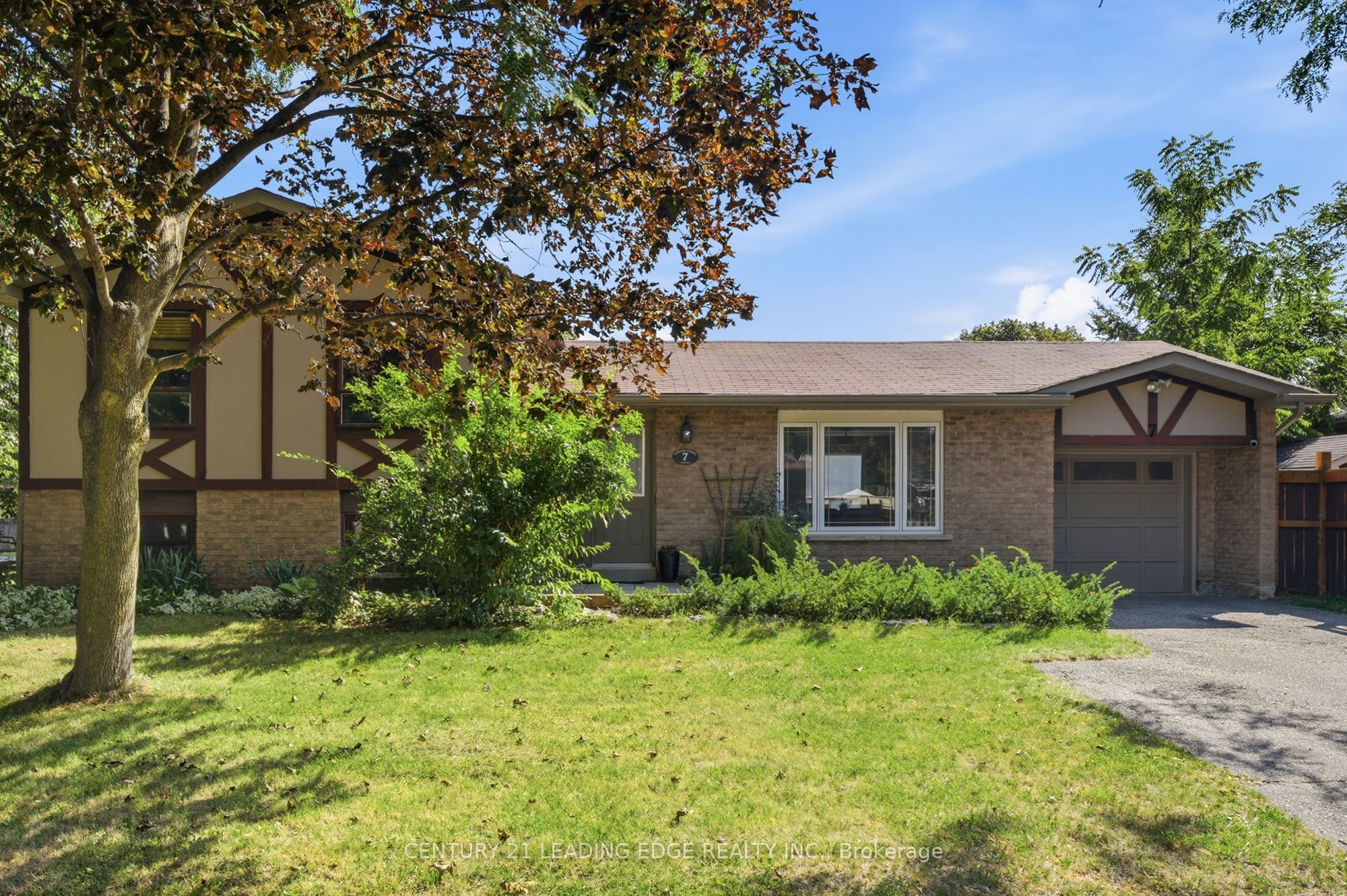 7 DAWSON Street, Whitby, ON L1N 6B3