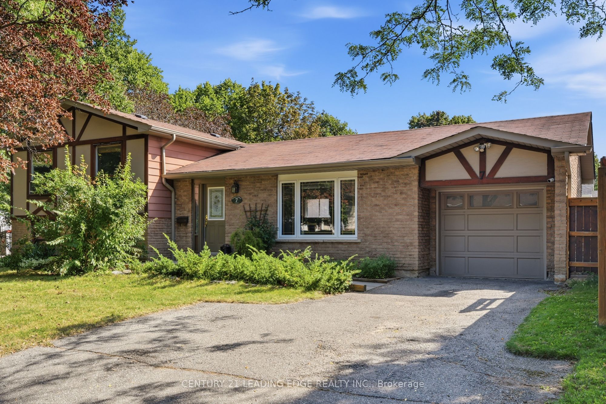 7 DAWSON Street, Whitby, ON L1N 6B3 photo 2