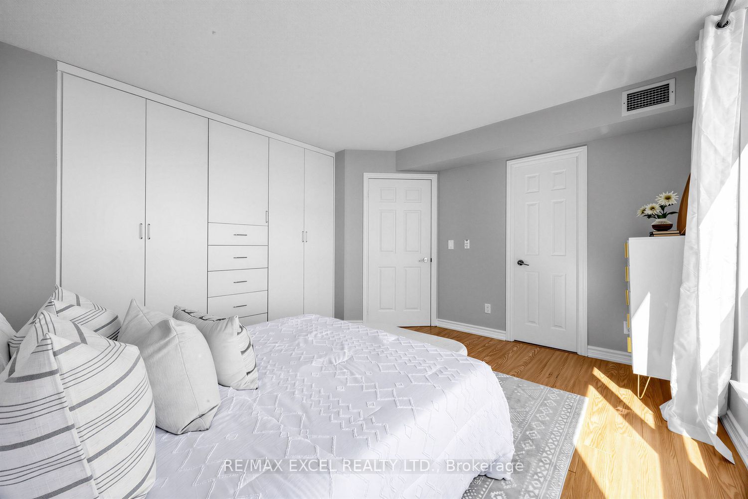 340 Watson Street 916, Whitby, ON L1N 9G1 photo 4