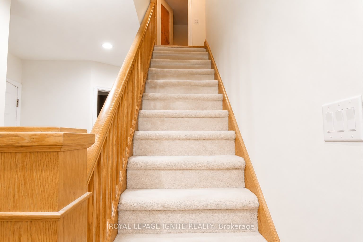 820 Simcoe Street N Main, Oshawa, ON L1G 4V8 photo 3