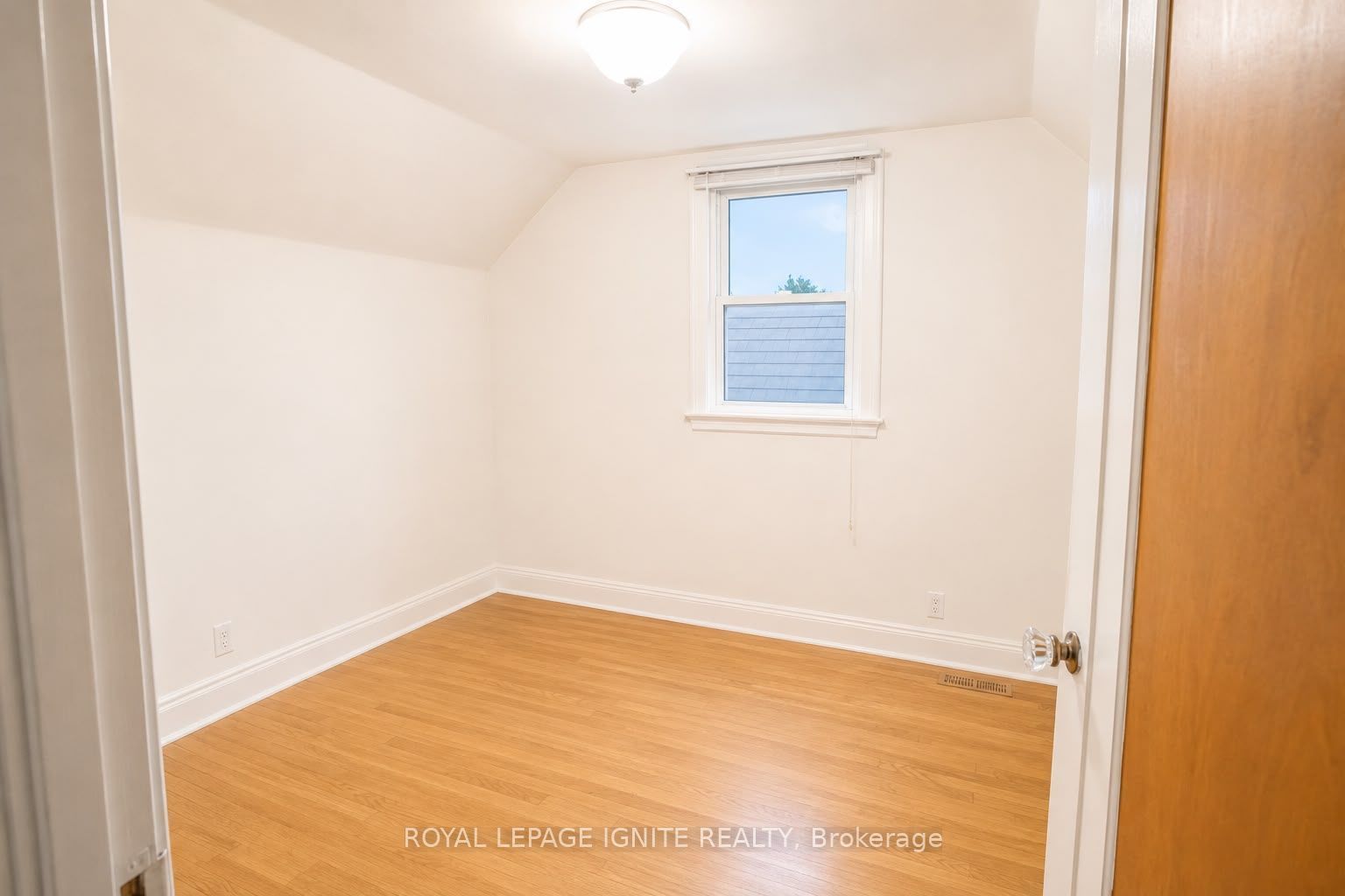 820 Simcoe Street N Main, Oshawa, ON L1G 4V8 photo 4