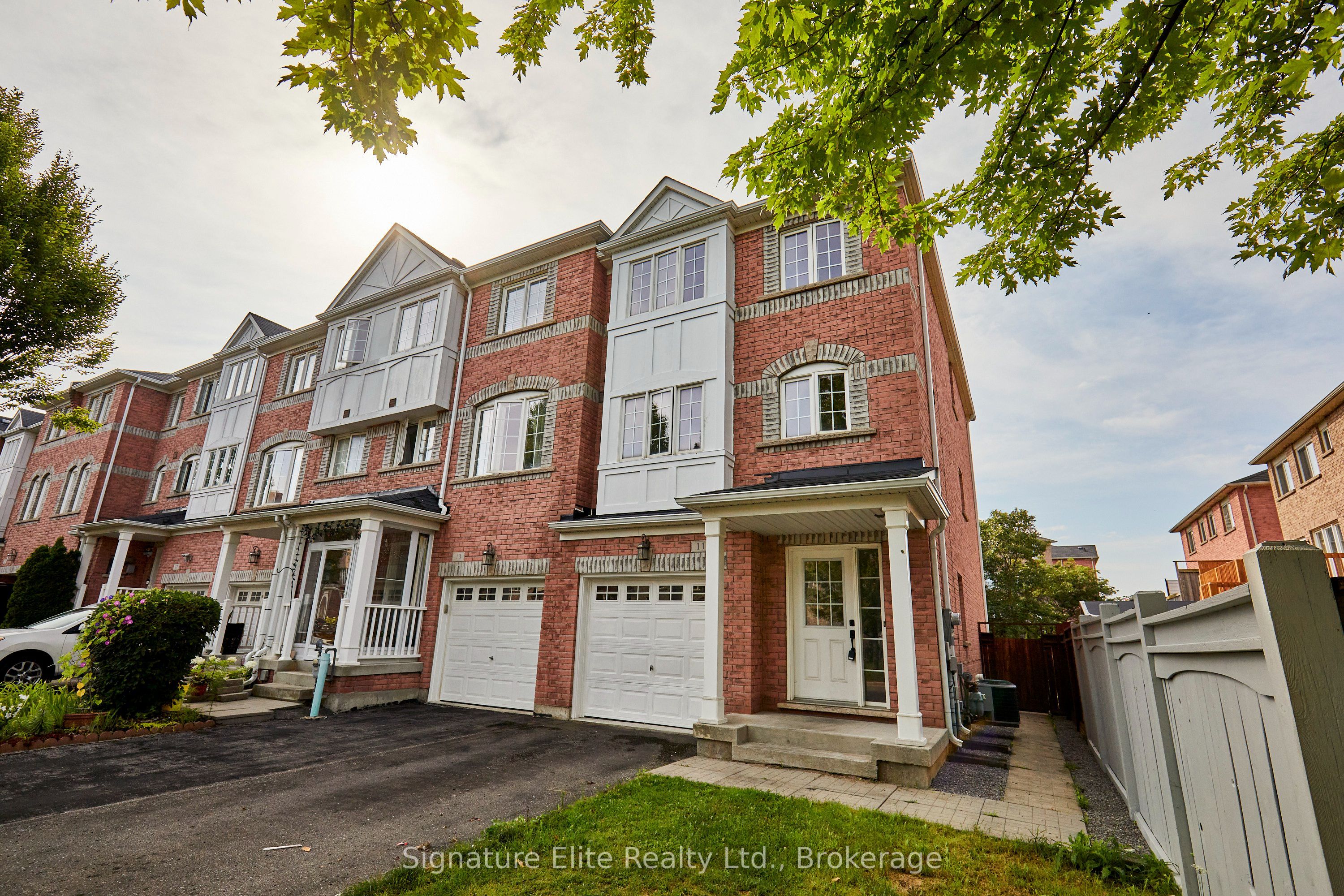 11 Etienne Street Lower, Toronto, ON M1L 0A2 photo 2