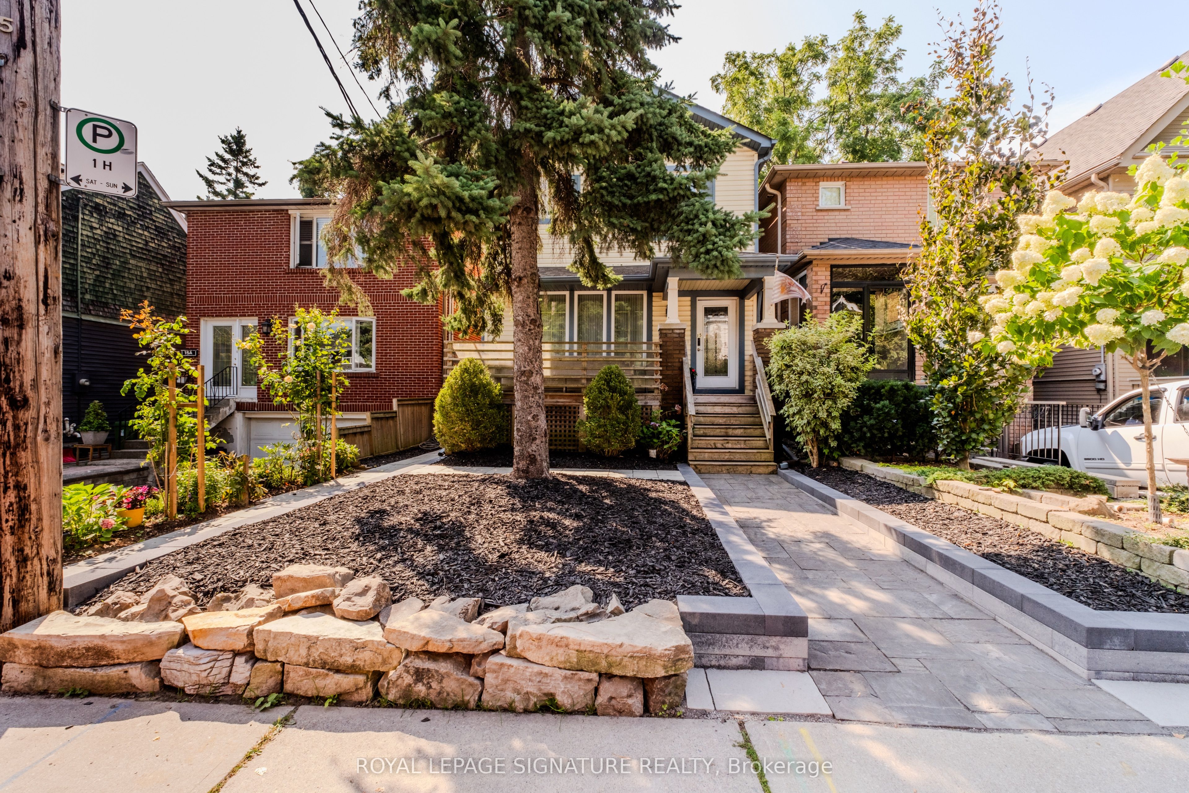 15 Battenberg Avenue, Toronto, ON M4L 1J7 photo 2