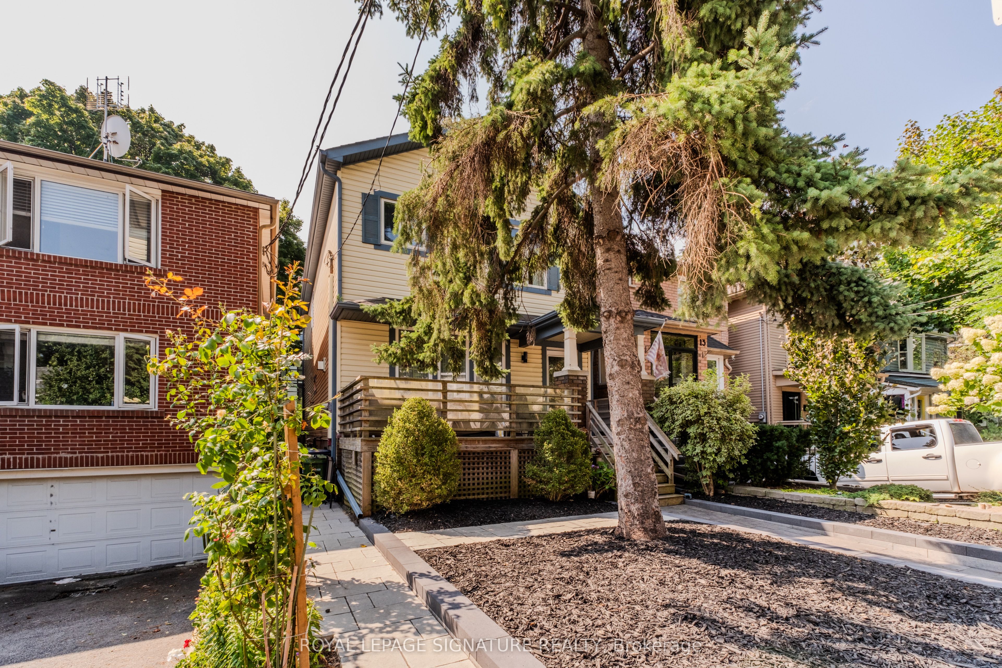 15 Battenberg Avenue, Toronto, ON M4L 1J7 photo 3