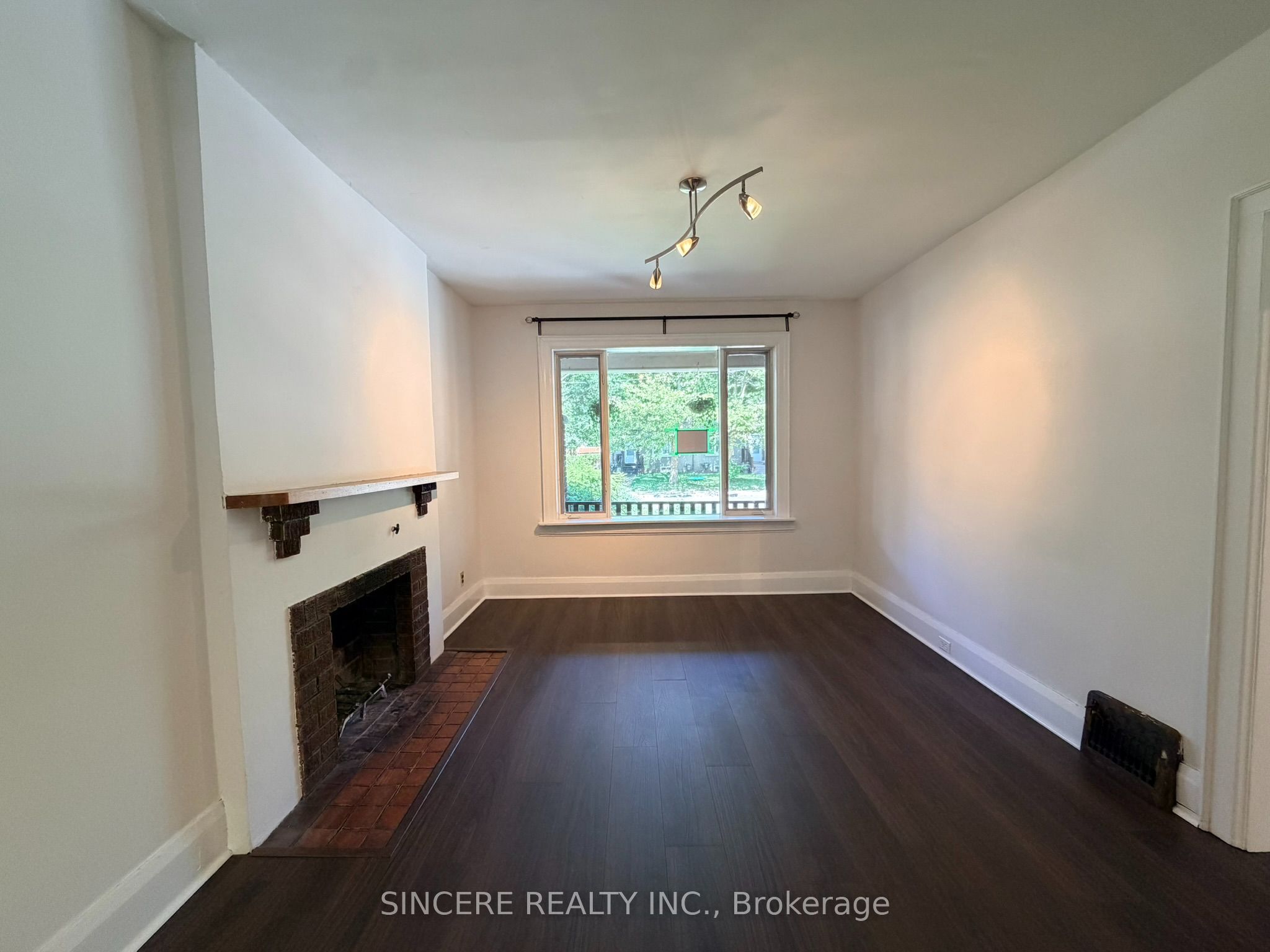 287 Gainsborough Road, Toronto, ON M4L 3C8 photo 2