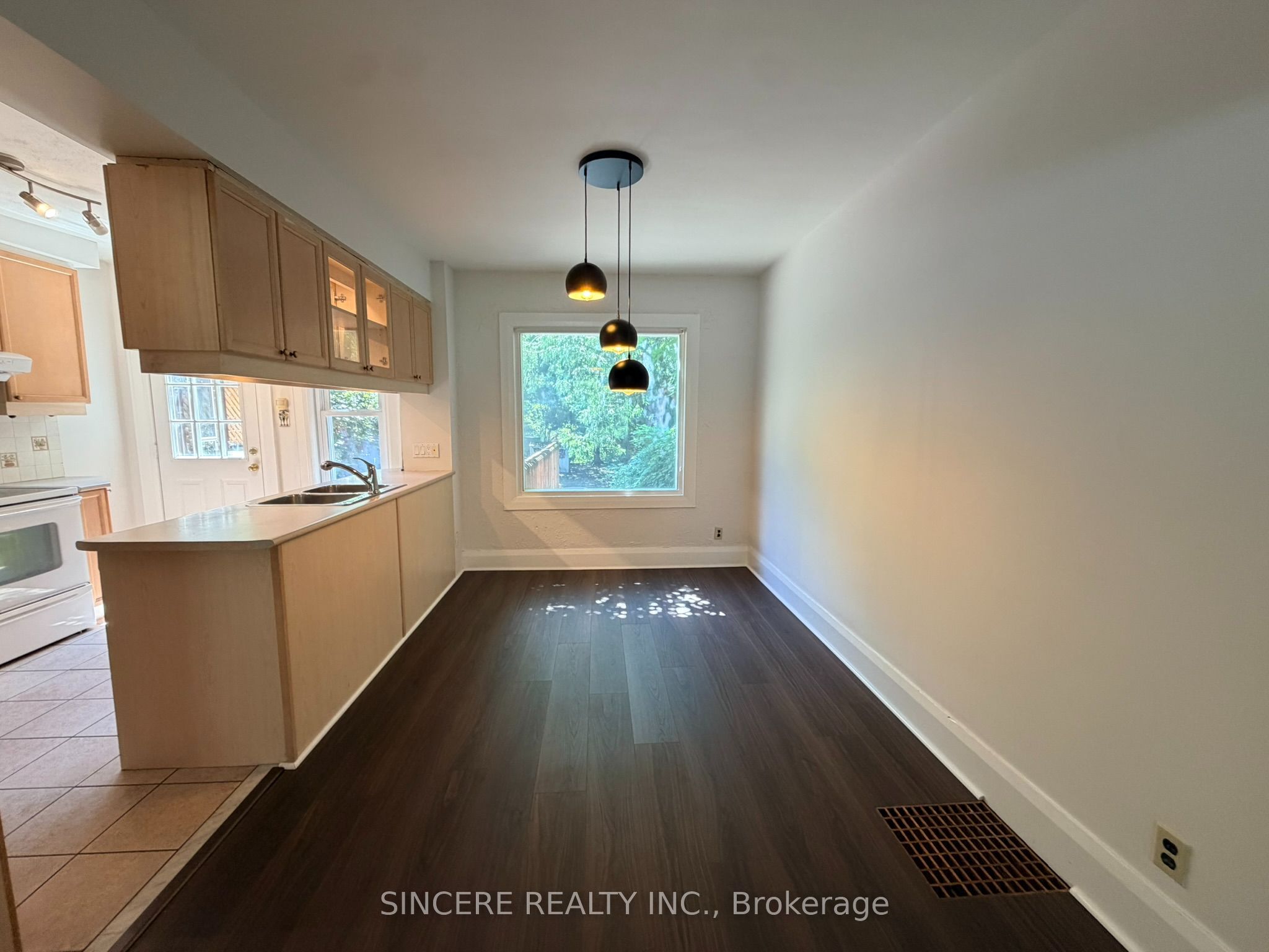 287 Gainsborough Road, Toronto, ON M4L 3C8 photo 3