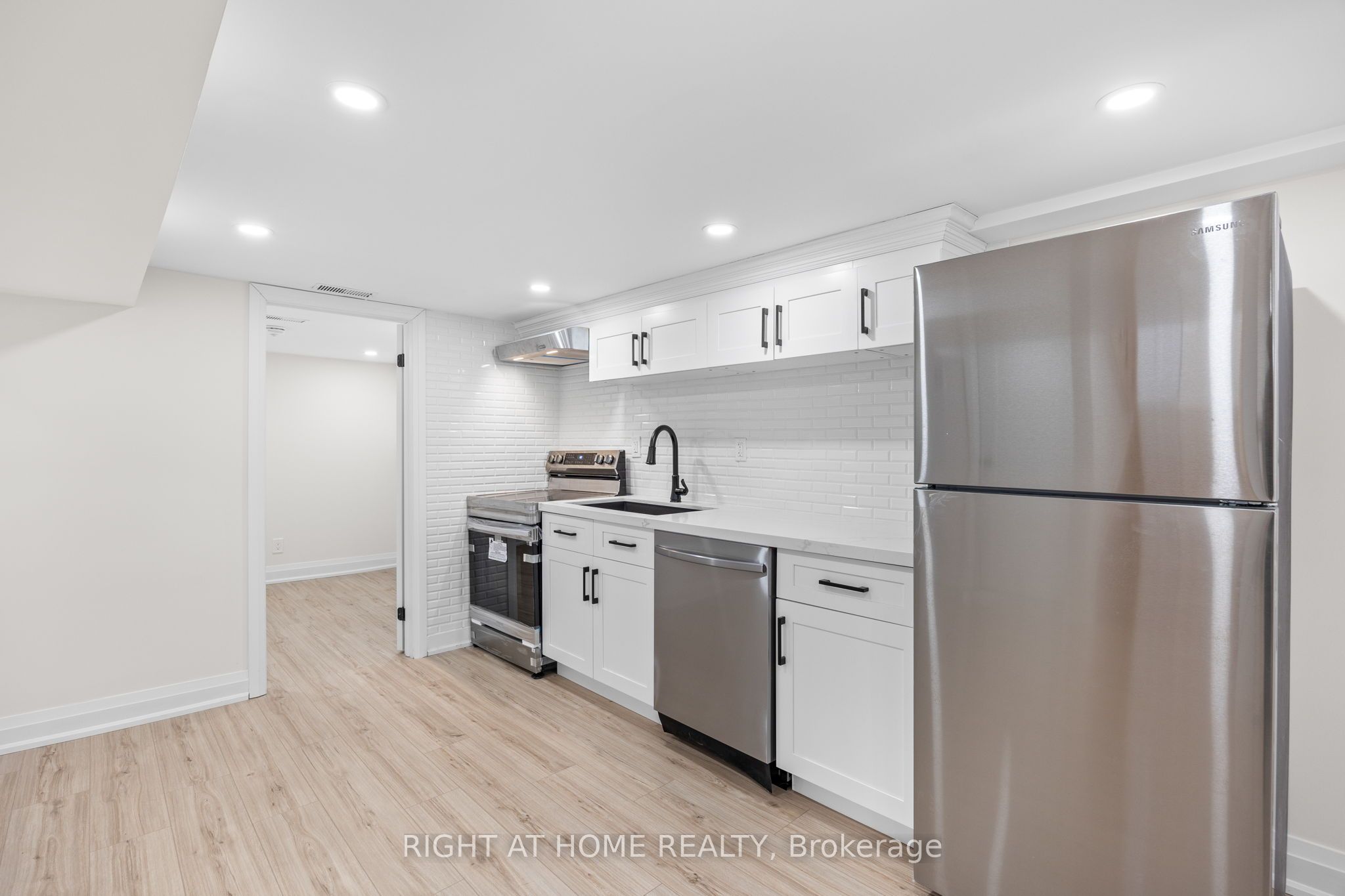 961 Victoria Park Avenue Basement, Toronto, ON M4B 2J4 photo 2