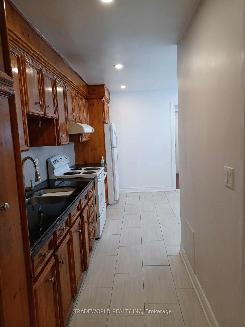 765 Gerrard Street E Main Fl, Toronto, ON M4M 1Y5 photo 2