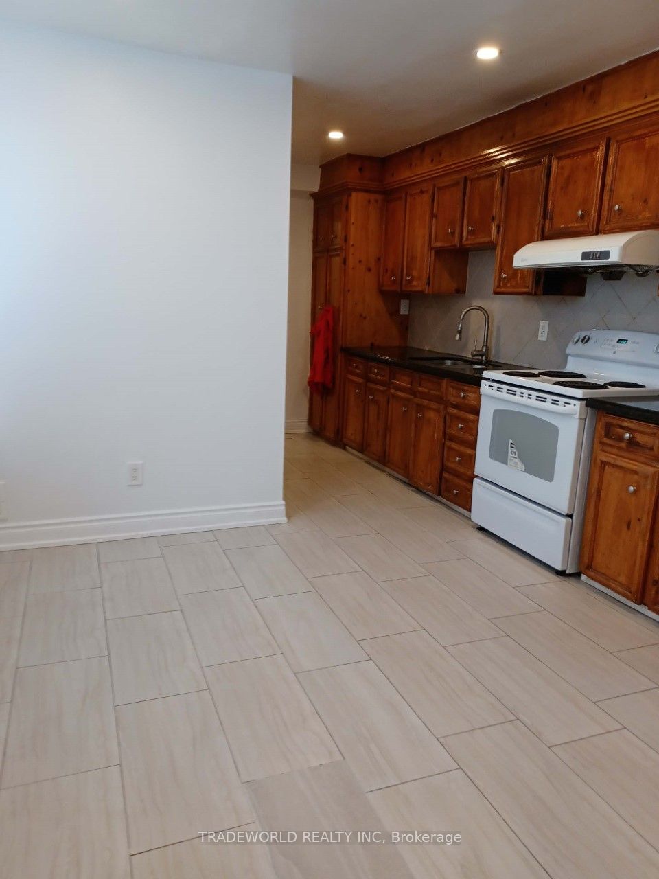 765 Gerrard Street E Main Fl, Toronto, ON M4M 1Y5 photo 3