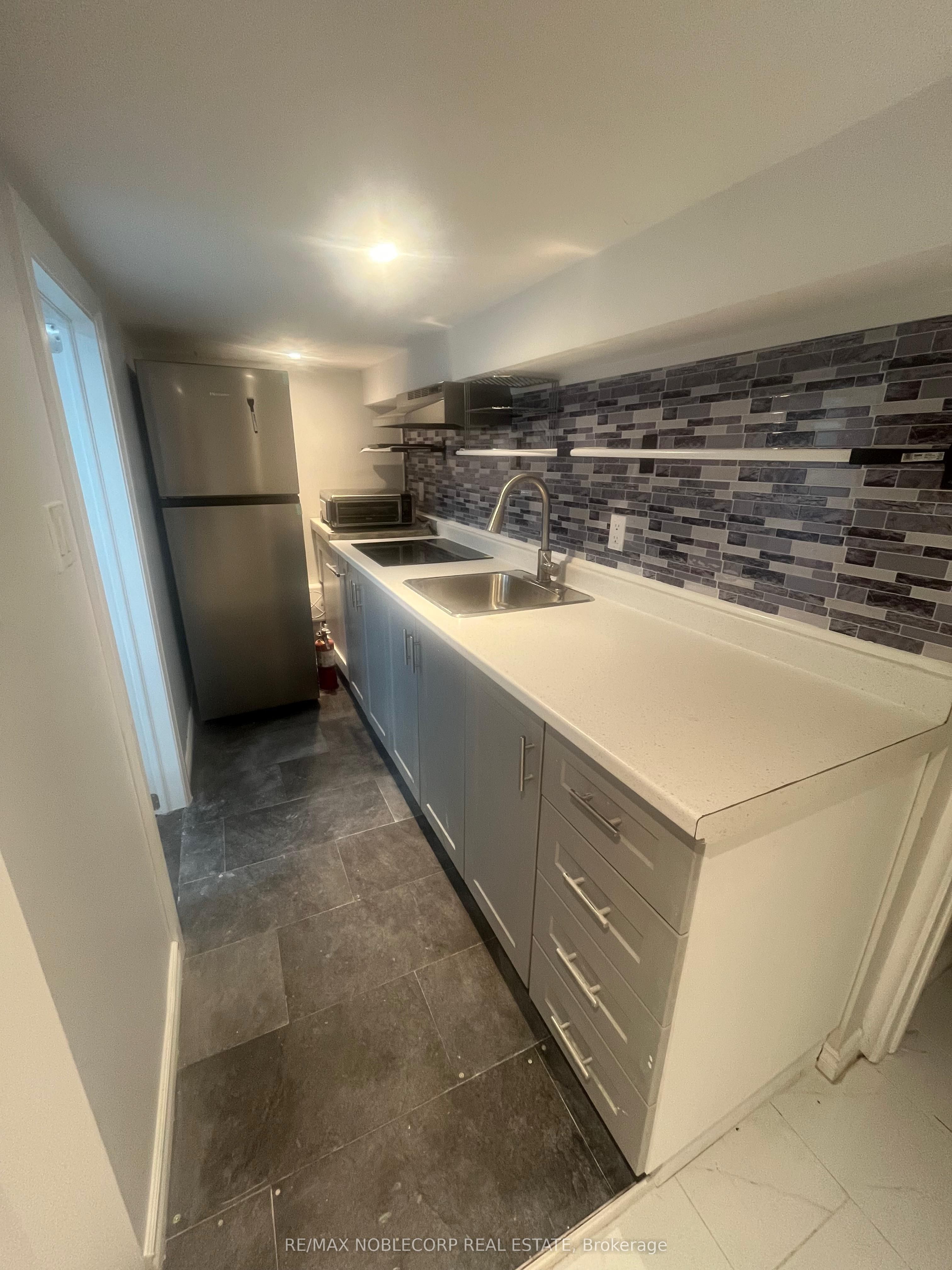 20 PAYZAC Avenue, Toronto, ON M1E 2W7 photo 3