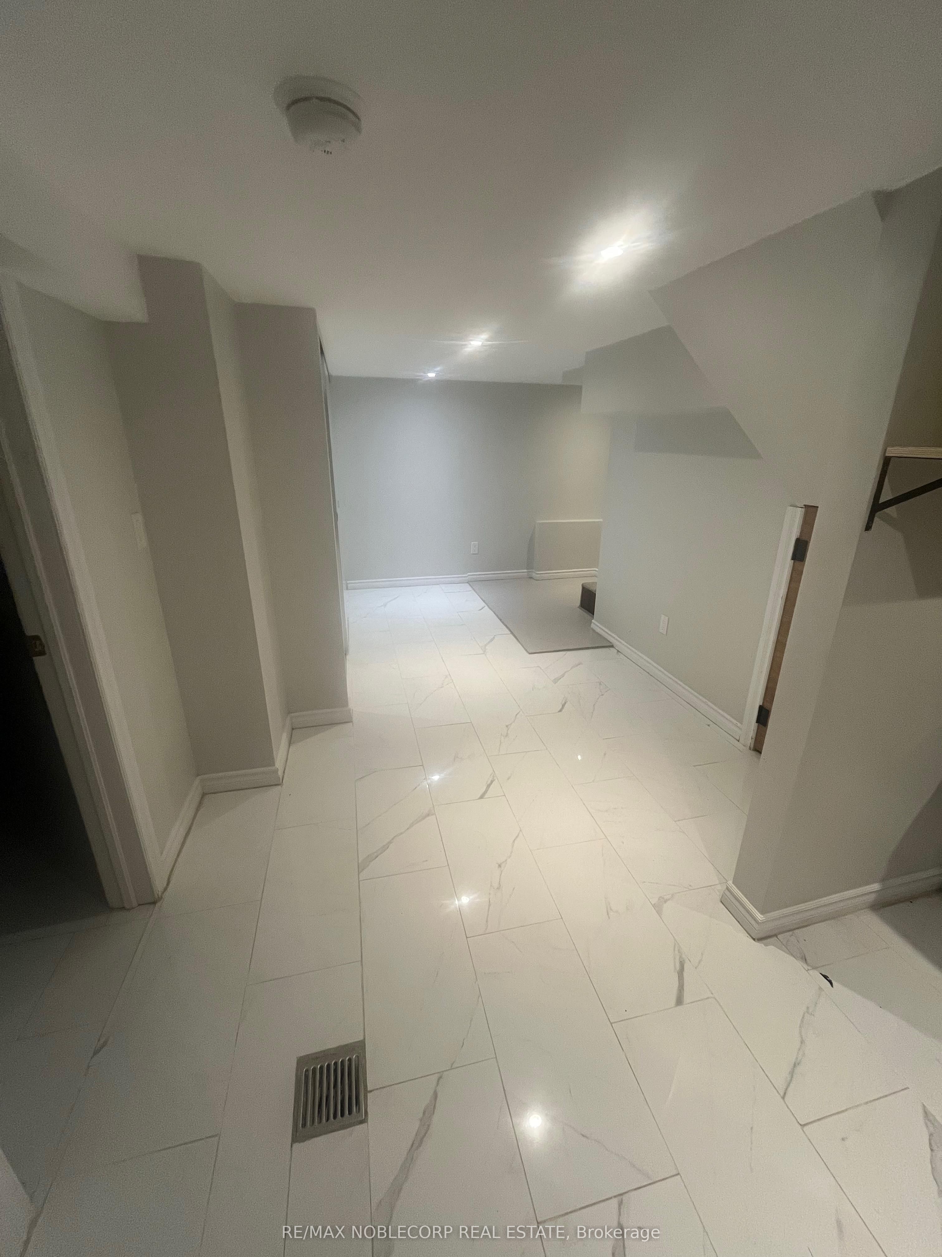 20 PAYZAC Avenue, Toronto, ON M1E 2W7 photo 5