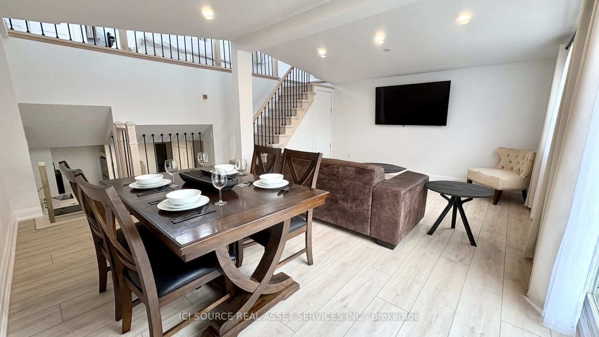 754 Queen Street E 2, Toronto, ON M4M 1H4 photo 2