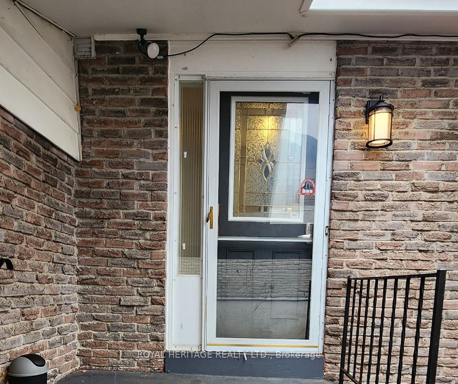 975 Hawthorne Court Main, Oshawa, ON L1H 2H4 photo 2