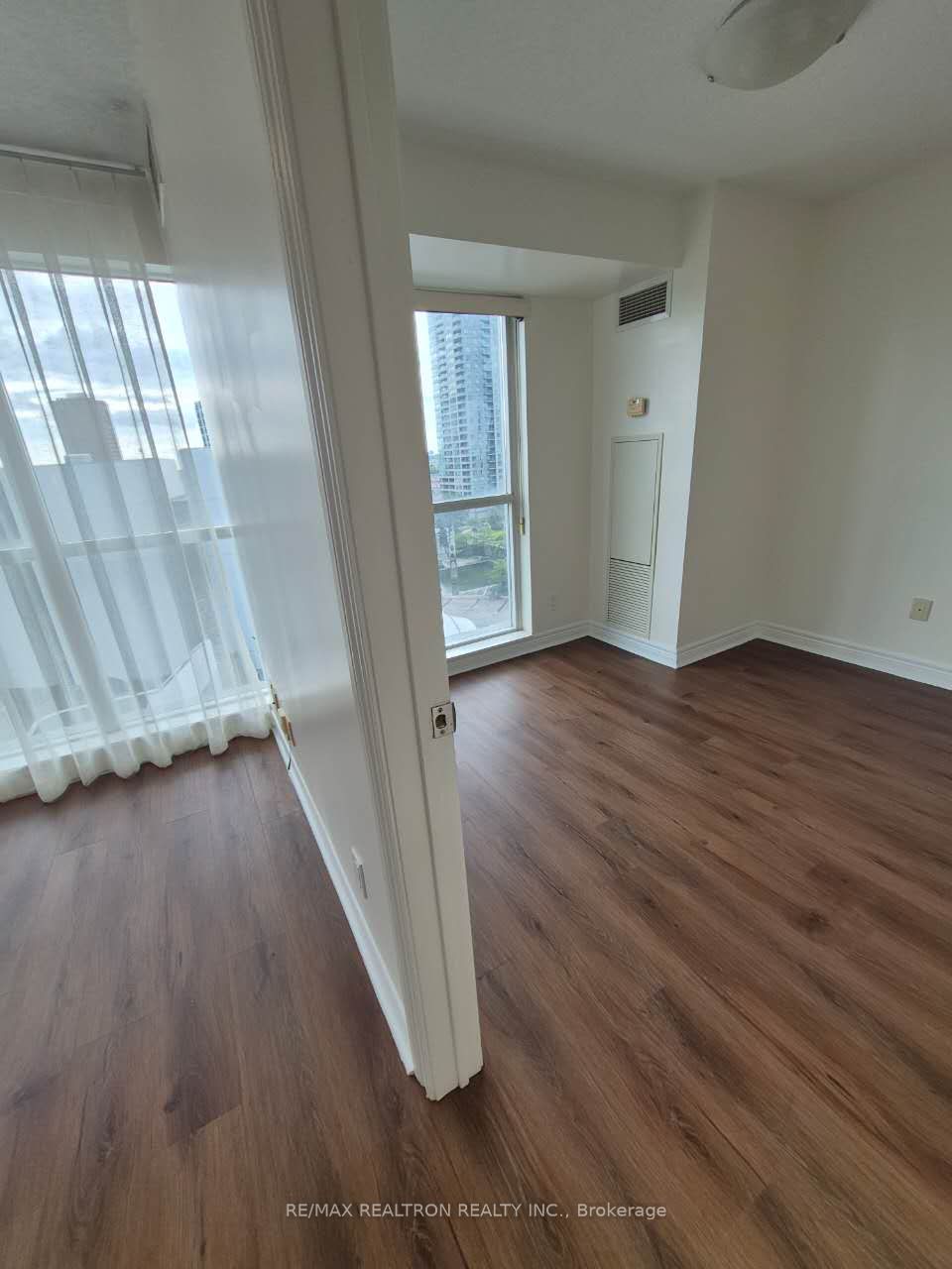 60 Town Centre Court 909, Toronto, ON M1P 0B1 photo 4