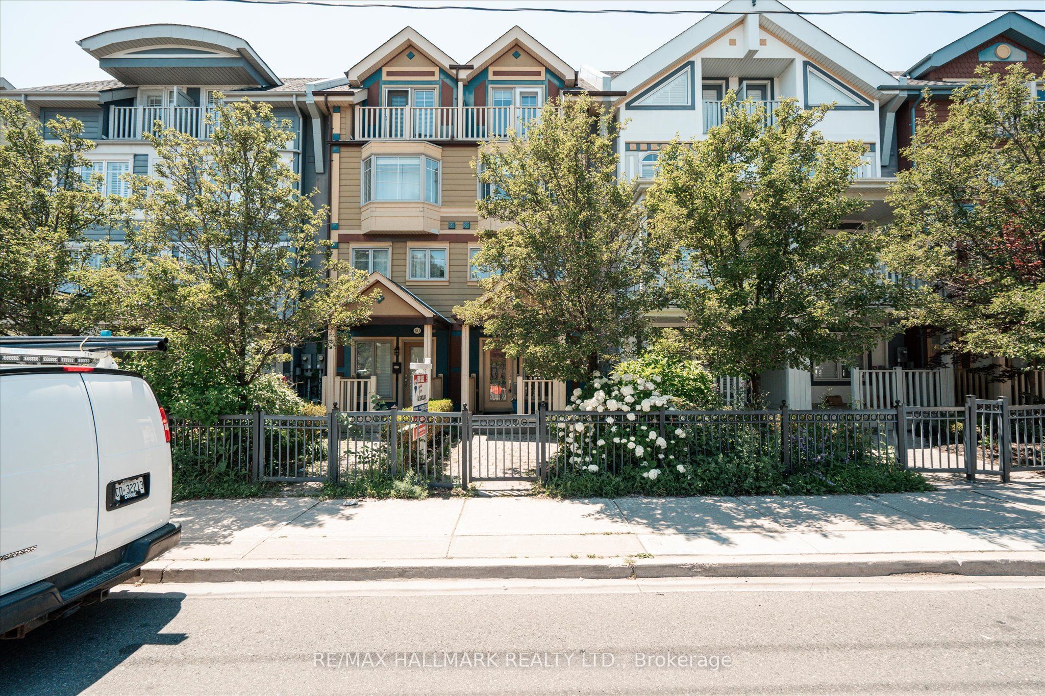 82 Woodbine Avenue, Toronto, ON M4L 2A2 photo 2