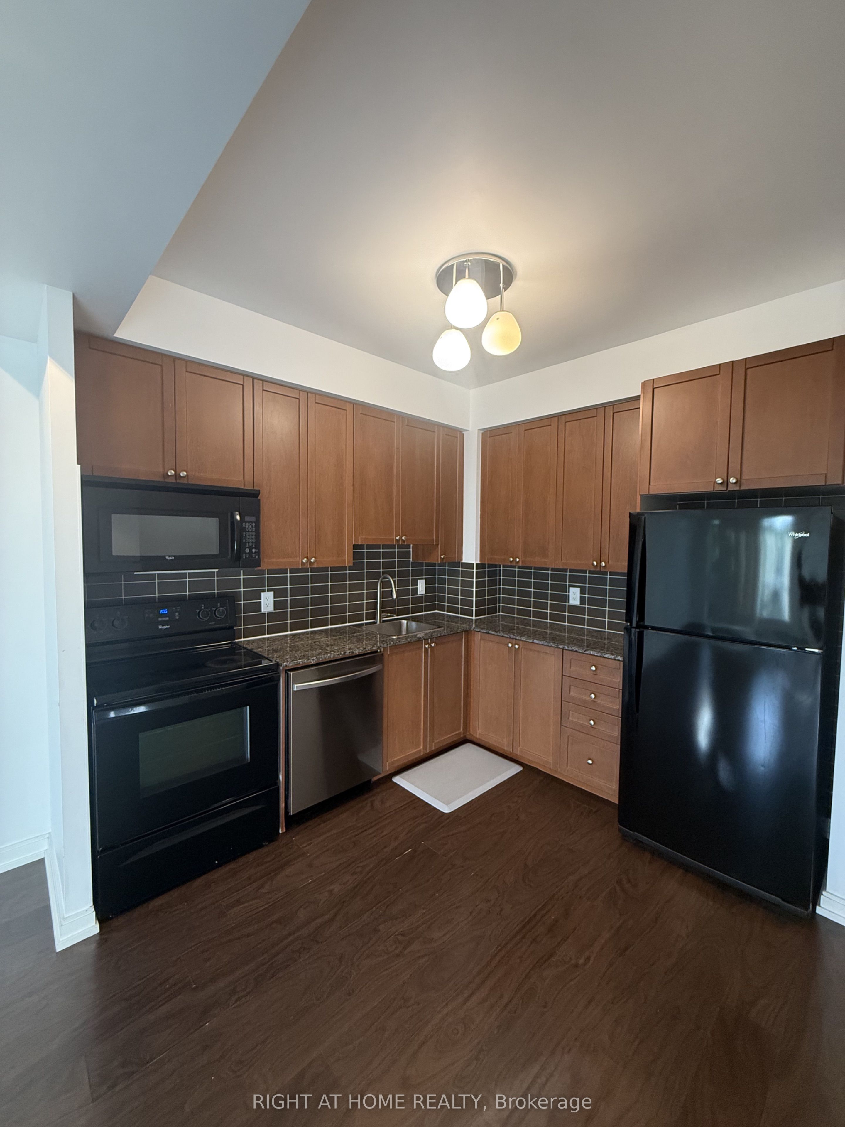 151 Village Green Square 204, Toronto, ON M1S 0K5 photo 2