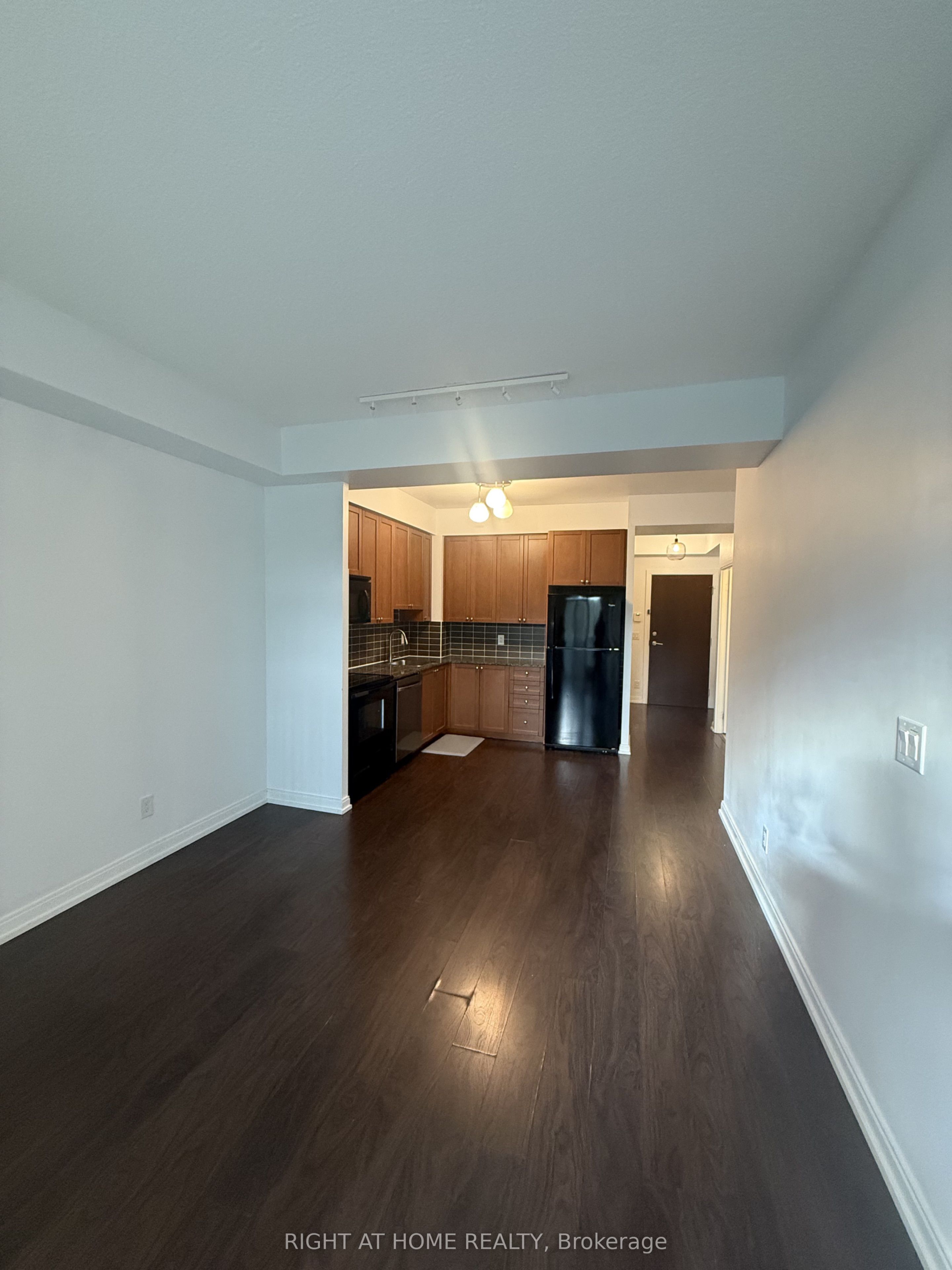151 Village Green Square 204, Toronto, ON M1S 0K5 photo 3