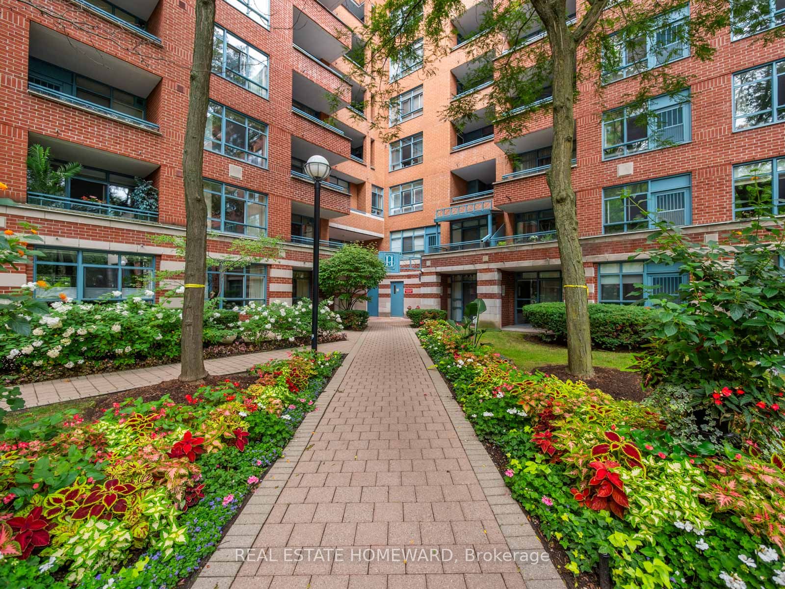 1091 Kingston Road 815, Toronto, ON M1N 4E5