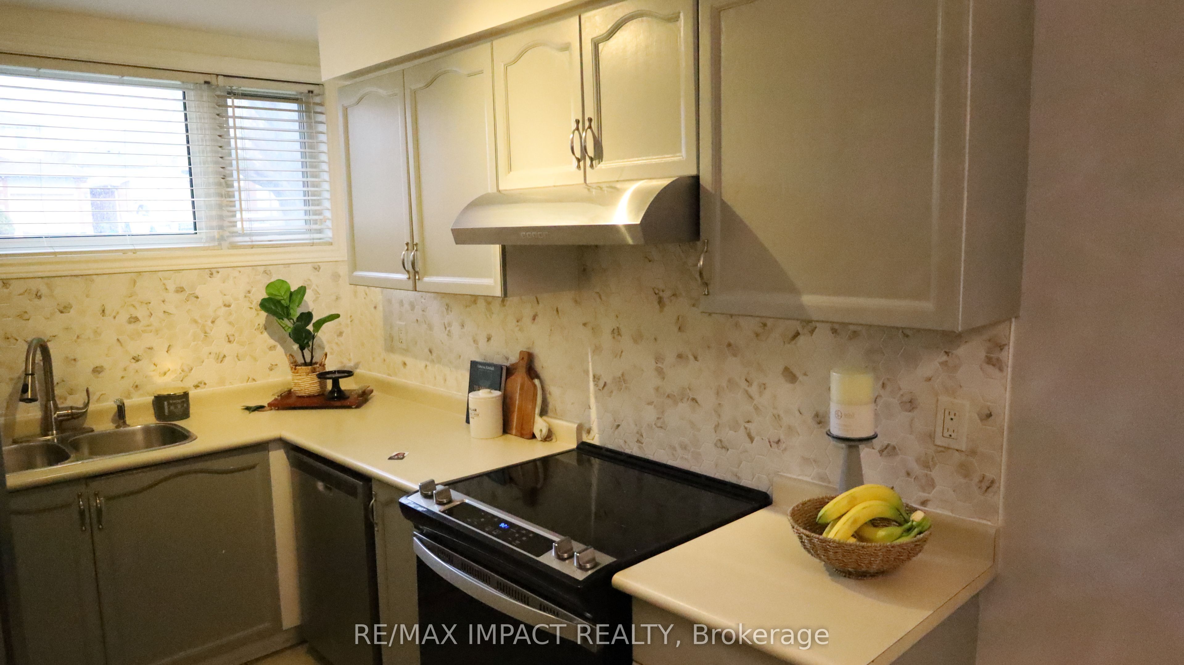 11 Fenwick Avenue, Clarington, ON L1C 4R6 photo 4