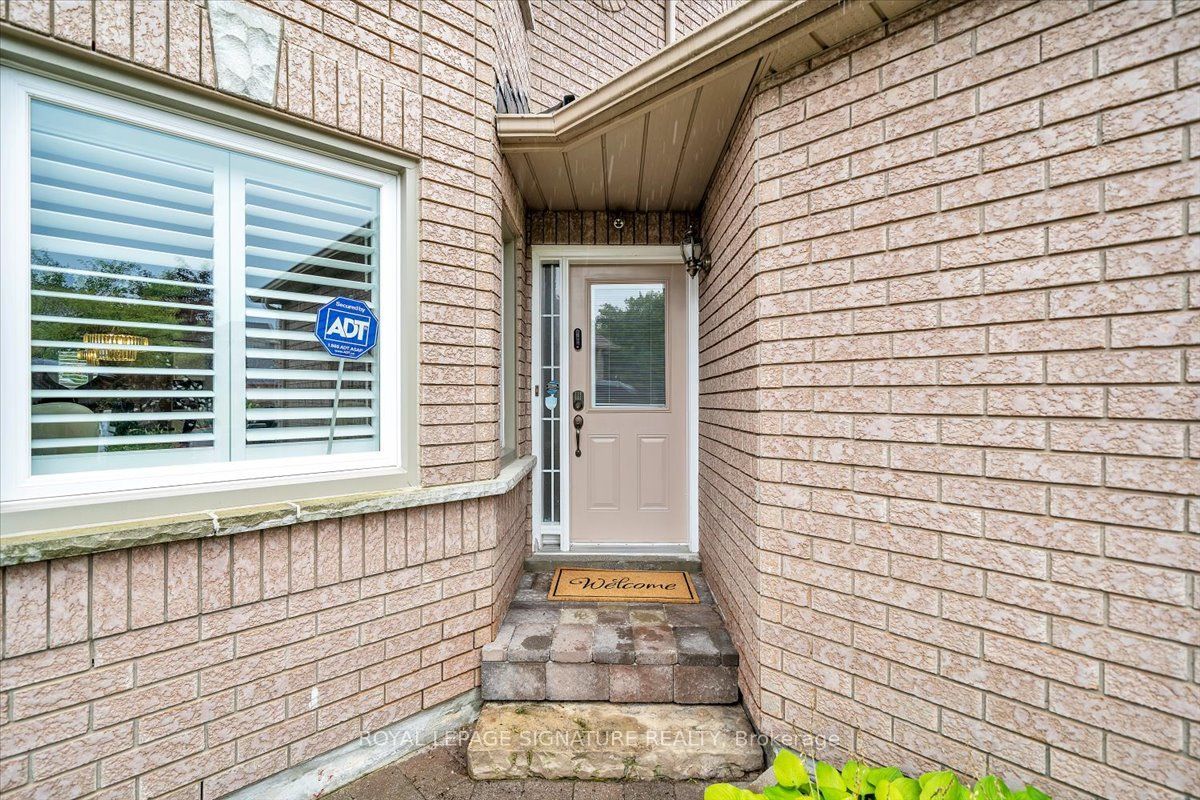 3 Griffen Place, Whitby, ON L1R 2N5 photo 2