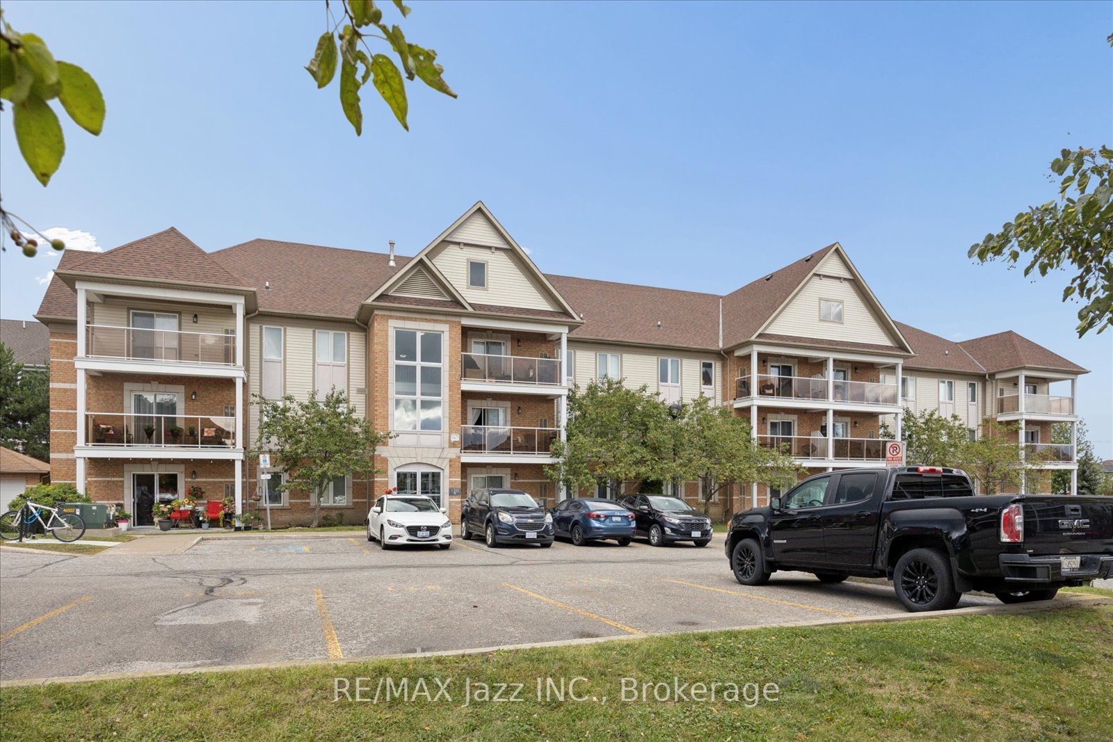 120 Aspen Springs Drive 204, Clarington, ON L1C 0G7 photo 2