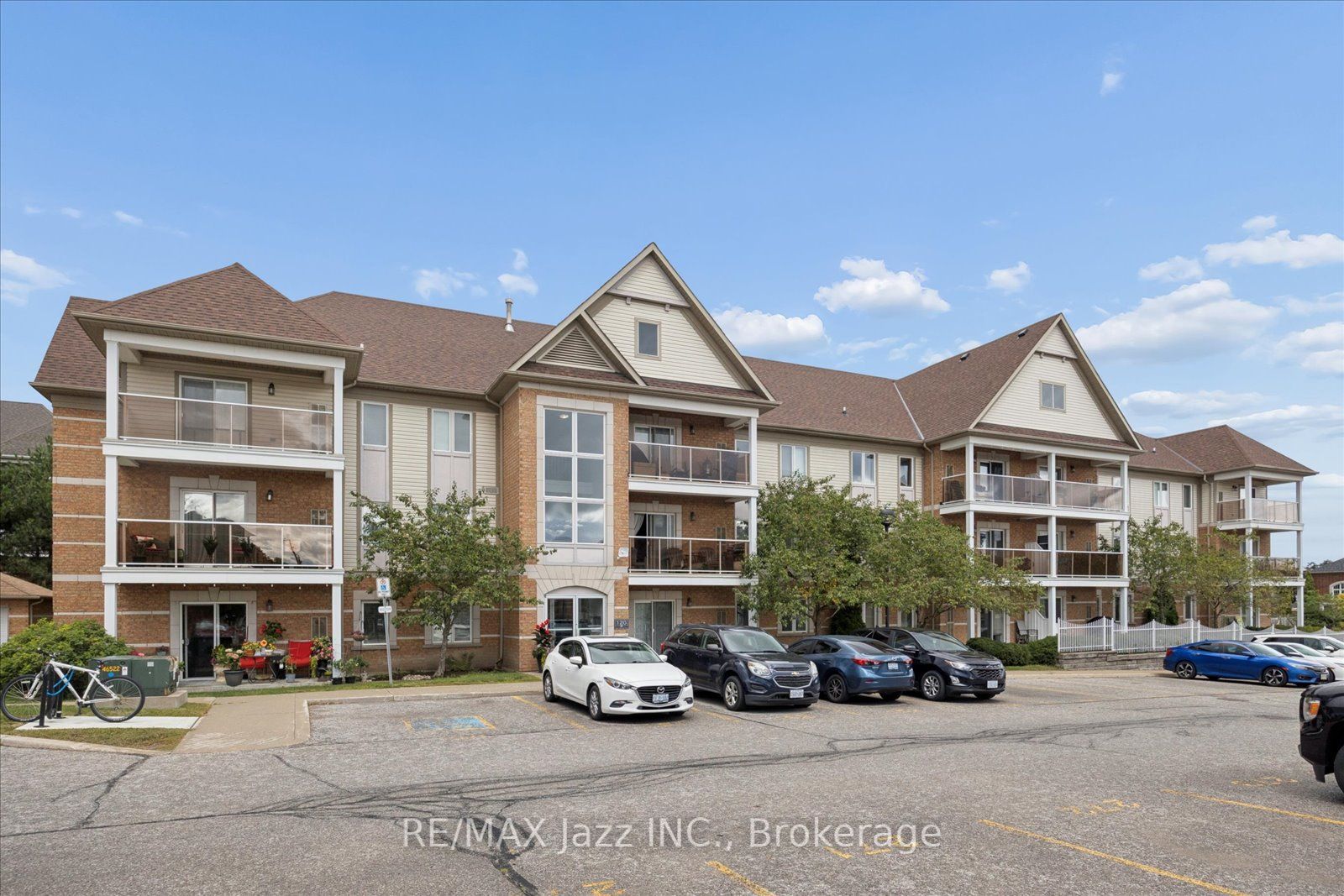 120 Aspen Springs Drive 204, Clarington, ON L1C 0G7 photo 3