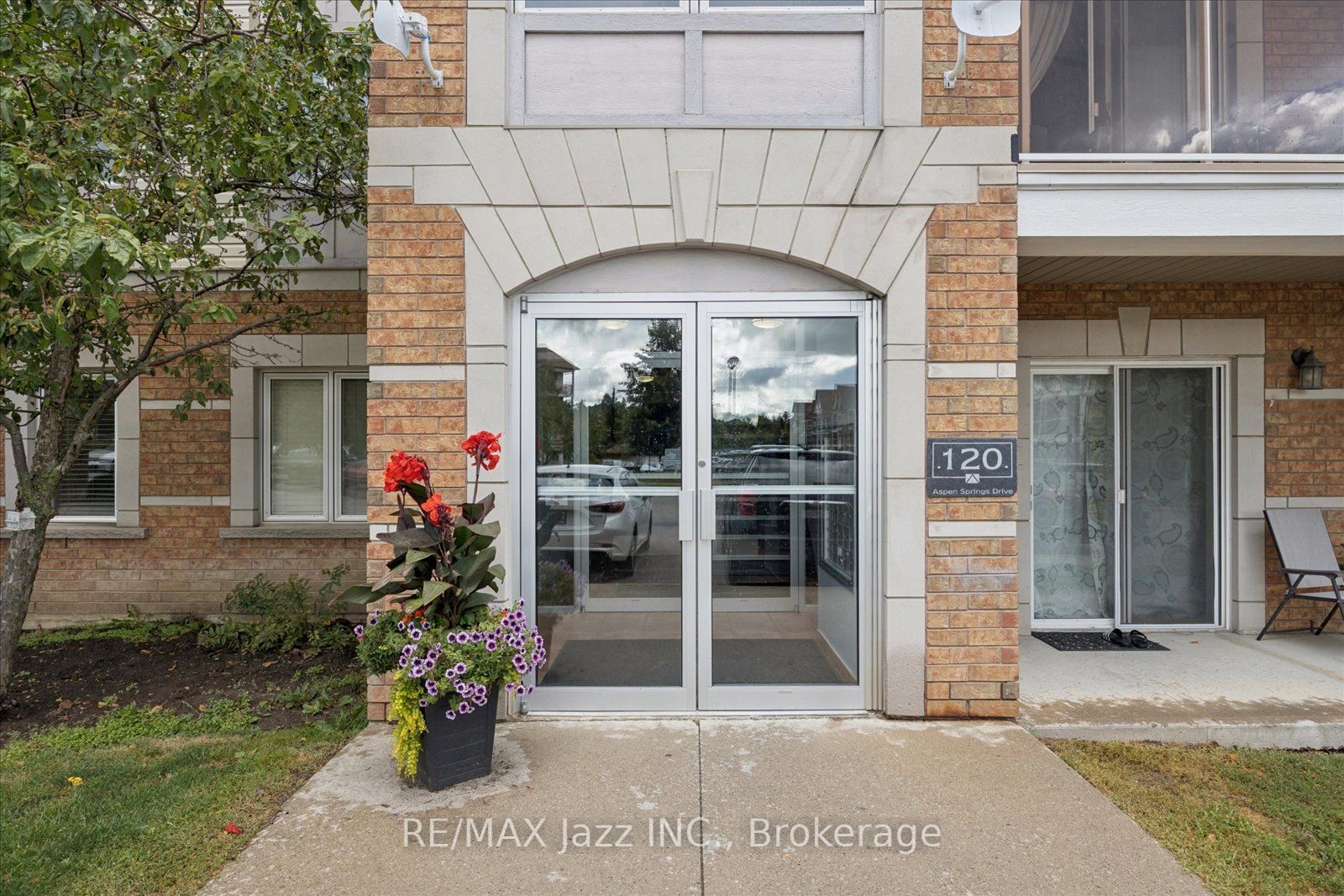 120 Aspen Springs Drive 204, Clarington, ON L1C 0G7 photo 4