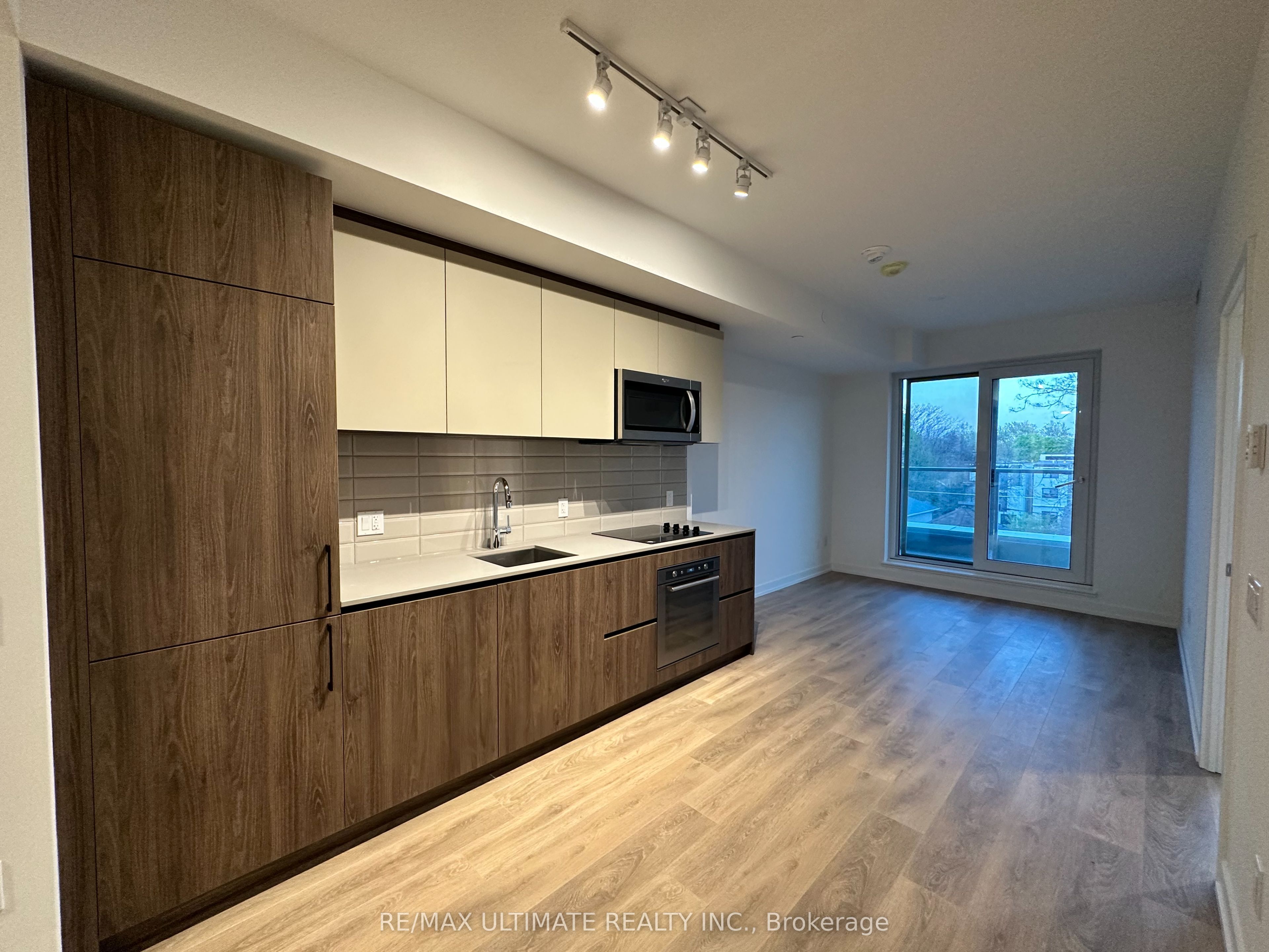 150 Logan Avenue 442, Toronto, ON M4M 0E4 photo 3