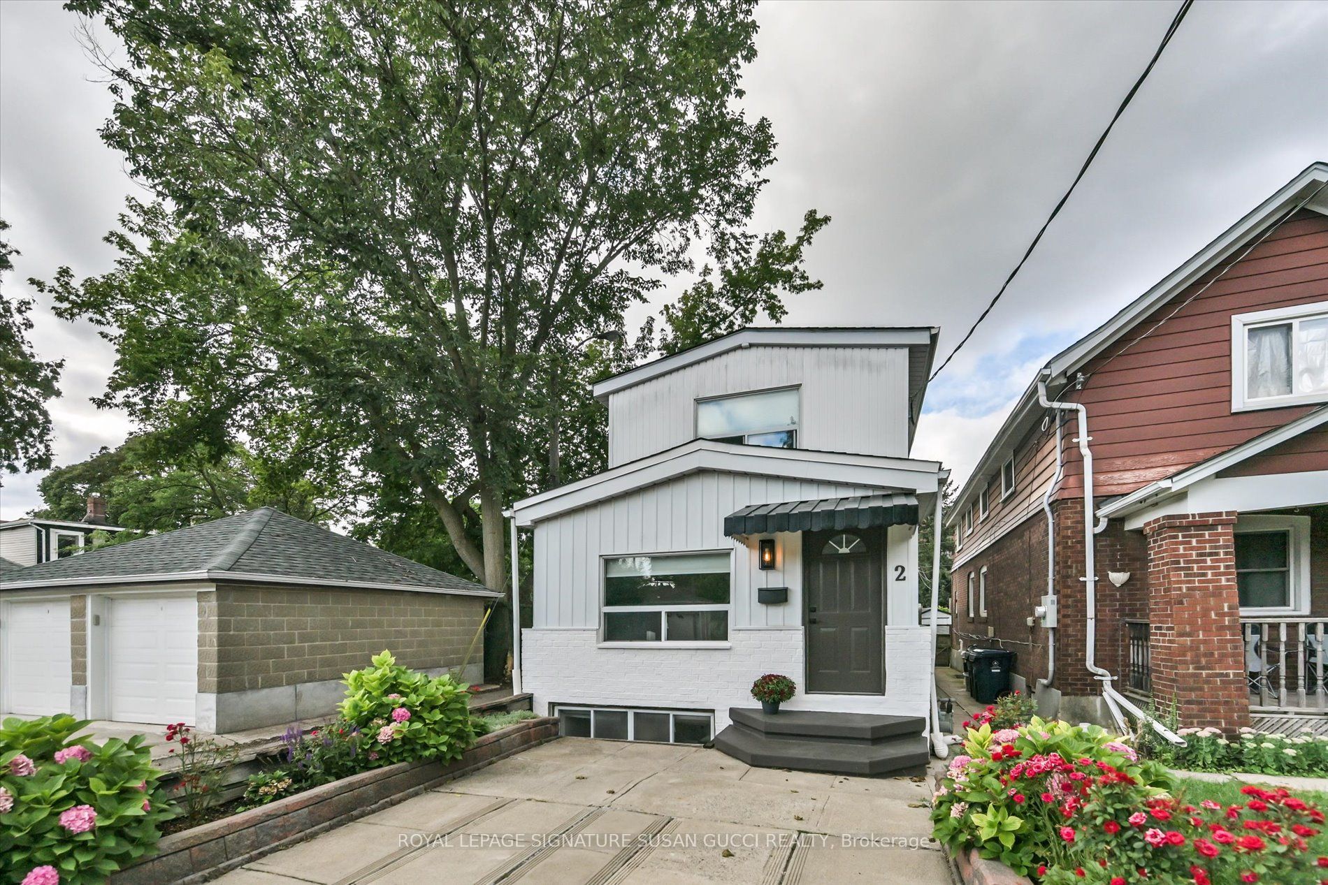 2 Sutherland Avenue, Toronto, ON M4C 1R9