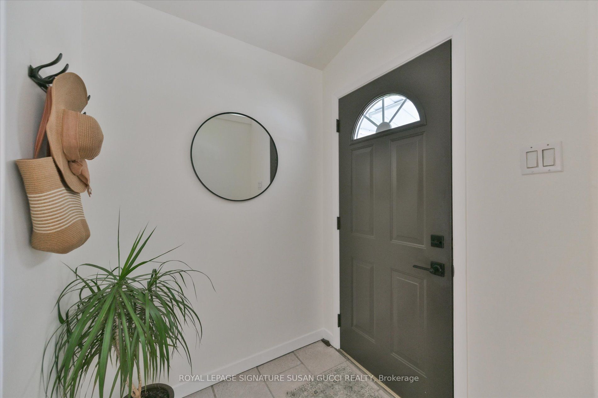 2 Sutherland Avenue, Toronto, ON M4C 1R9 photo 4