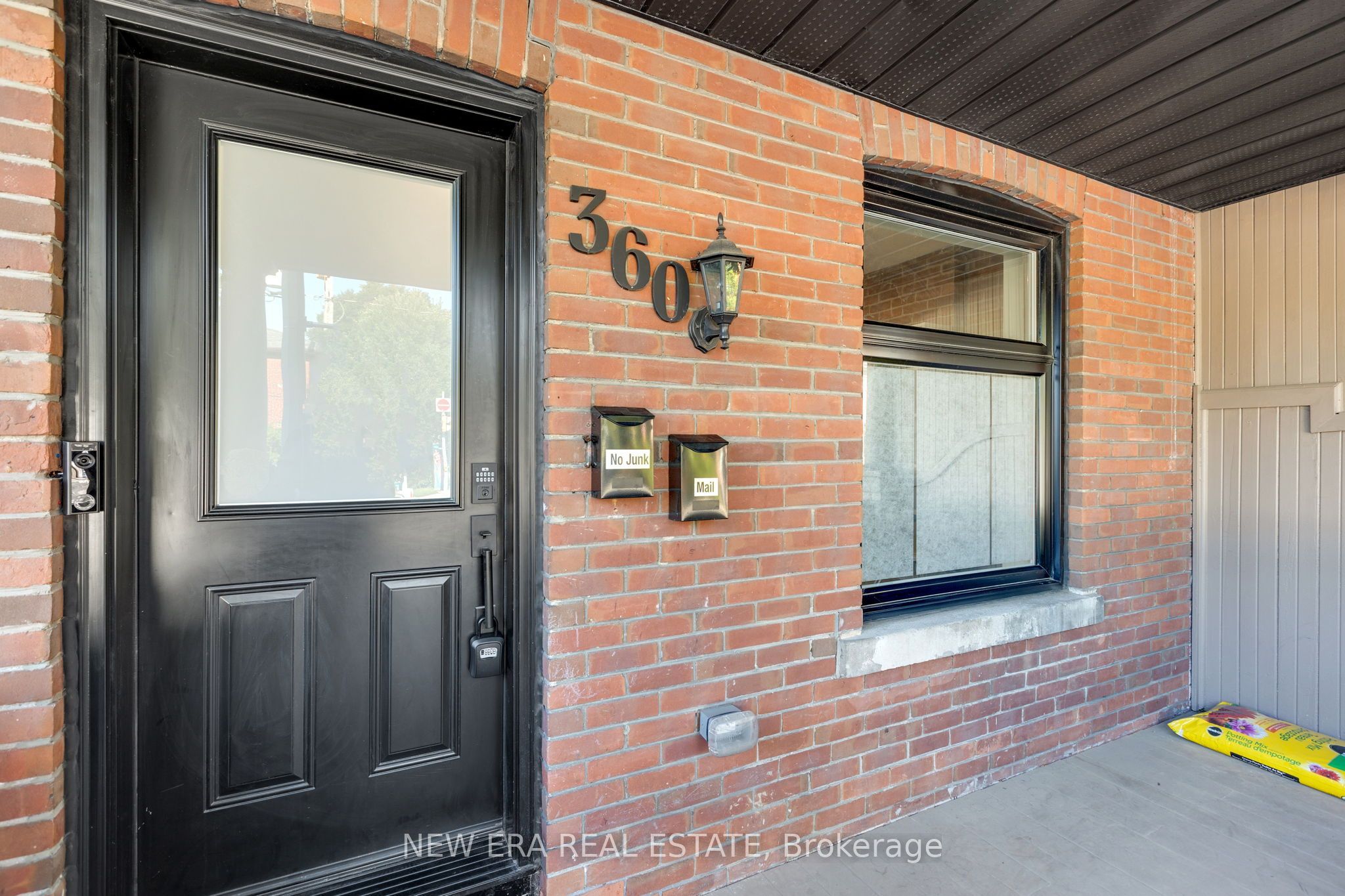 360 Woodbine Avenue, Toronto, ON M4L 3P6 photo 2