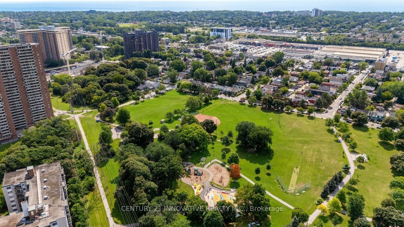 1 Massey Square 609, Toronto, ON M4C 5L4 photo 3