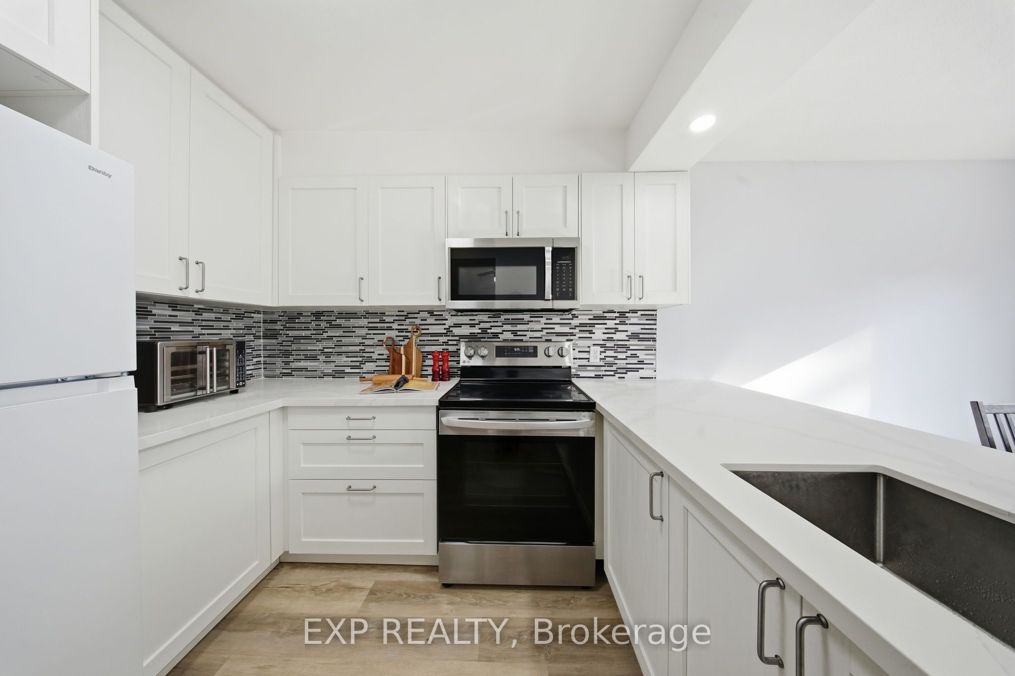 64 Parklane Circle, Clarington, ON L1C 3V9 photo 3