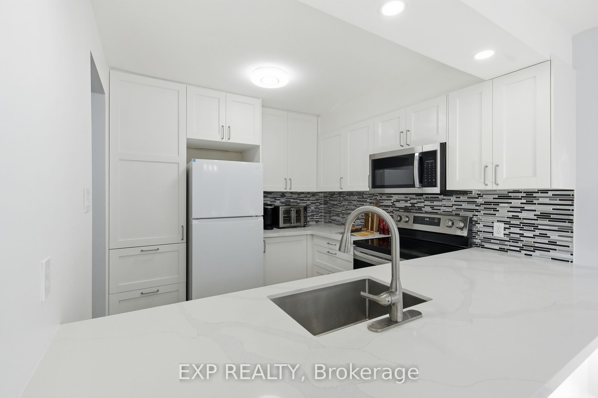 64 Parklane Circle, Clarington, ON L1C 3V9 photo 5