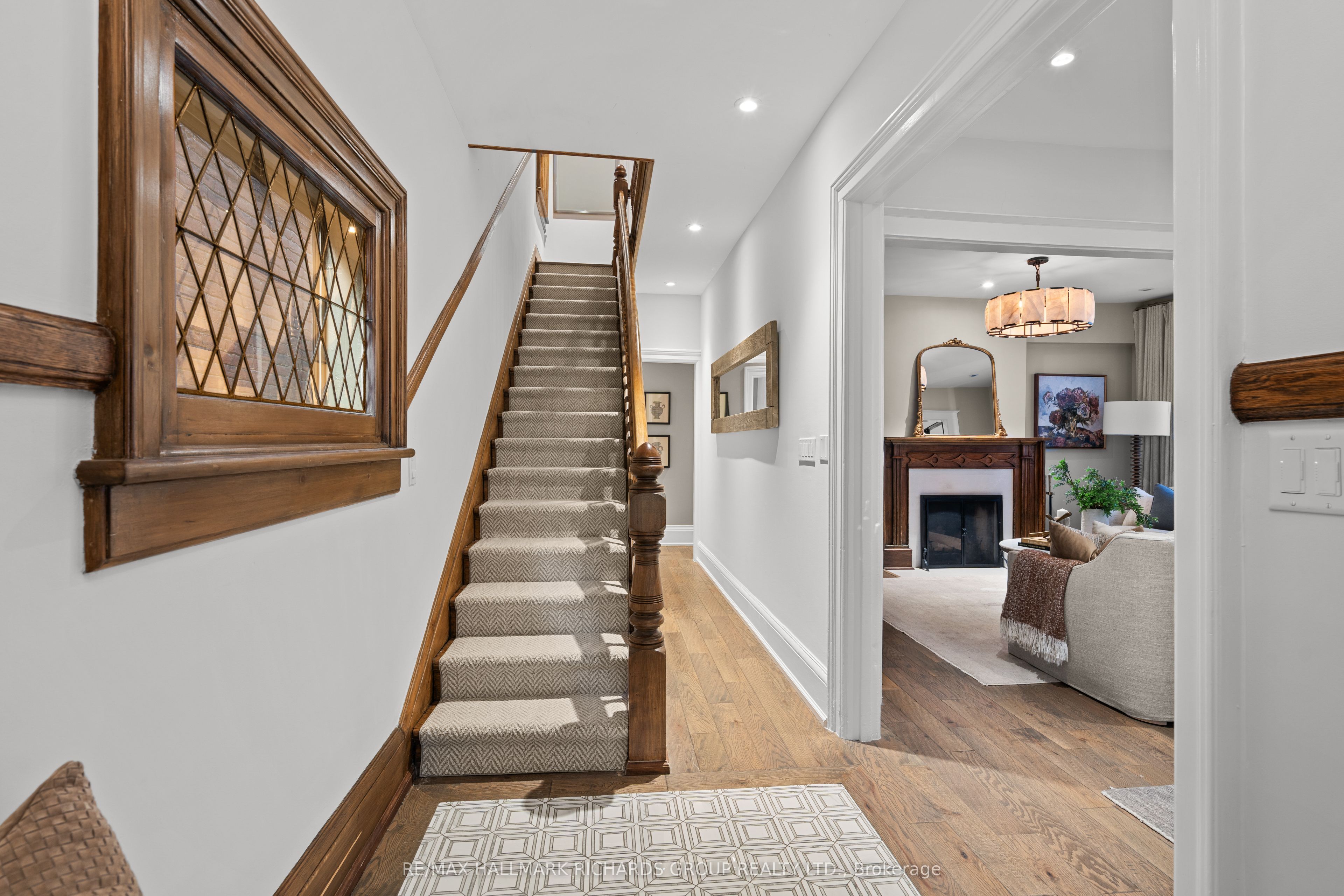 49 Lee Avenue, Toronto, ON M4E 2P1 photo 2