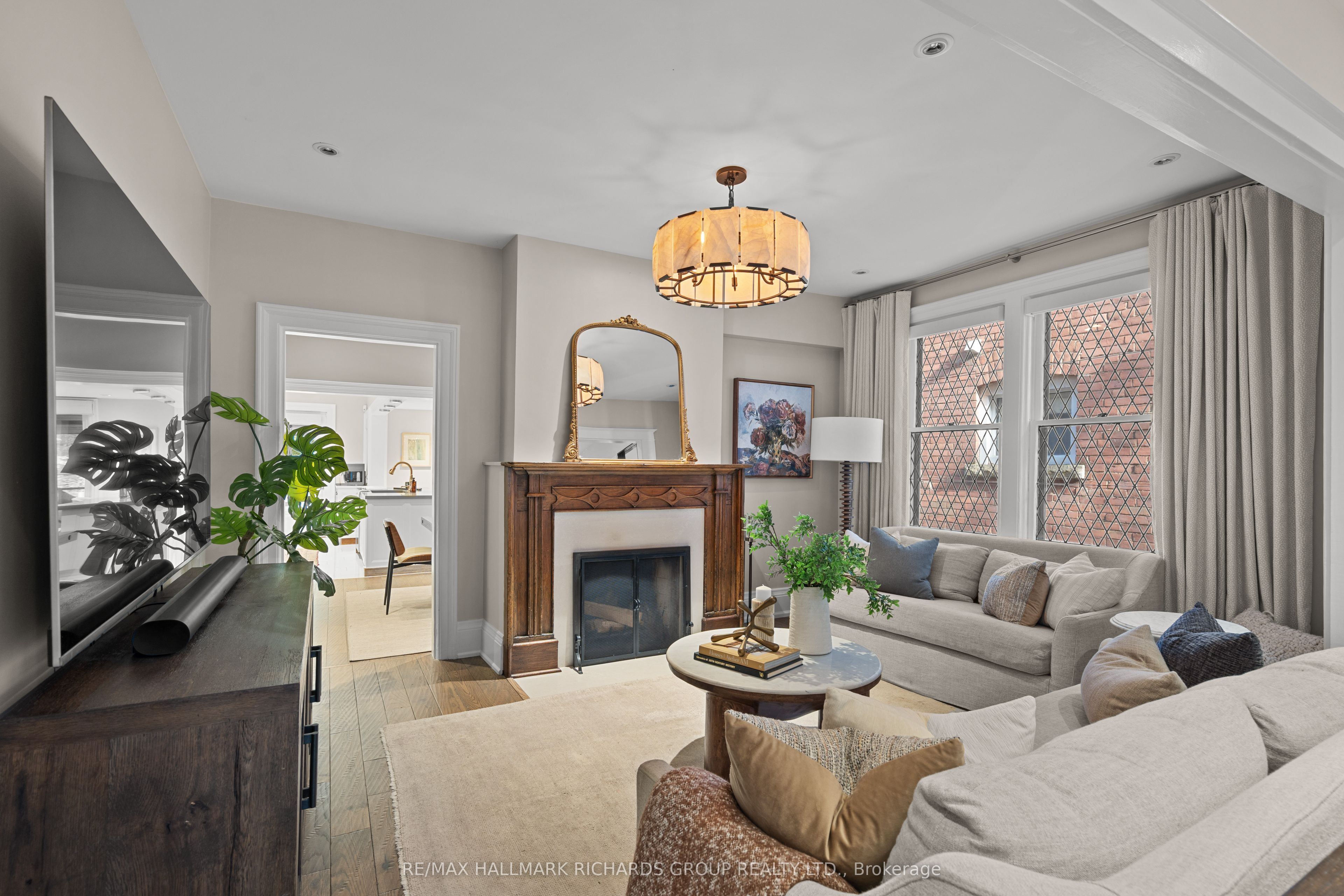 49 Lee Avenue, Toronto, ON M4E 2P1 photo 3