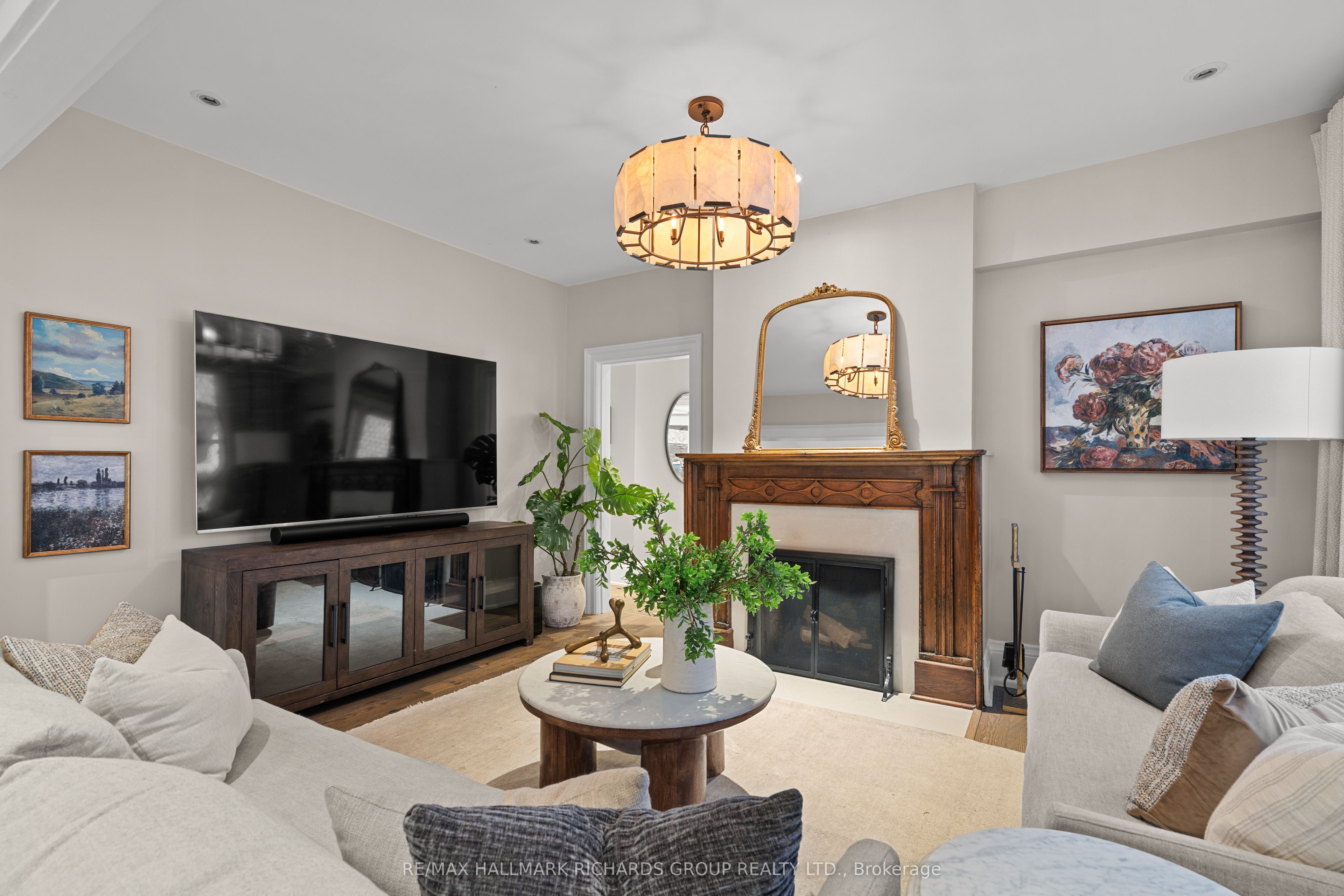 49 Lee Avenue, Toronto, ON M4E 2P1 photo 4